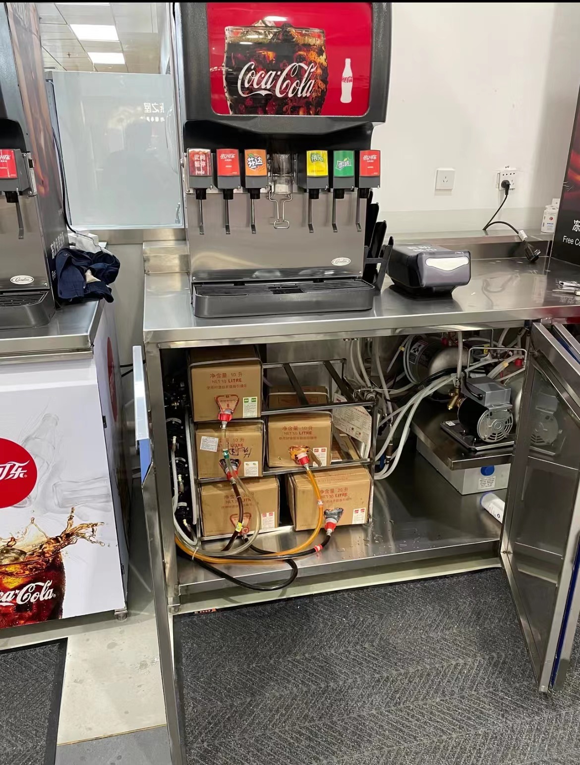 终于知道这些自助饮料机的里面什么样子的了