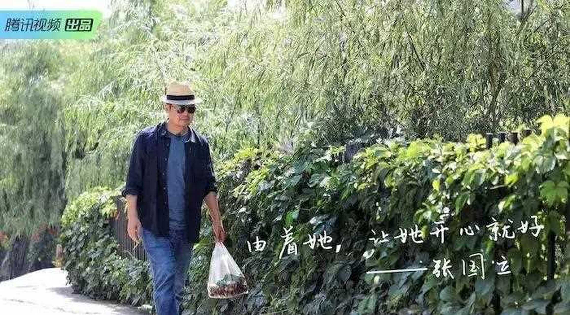 新一期的《幸福三重奏》,张国立跟着邓婕去超市购物,张国立就像刘姥姥