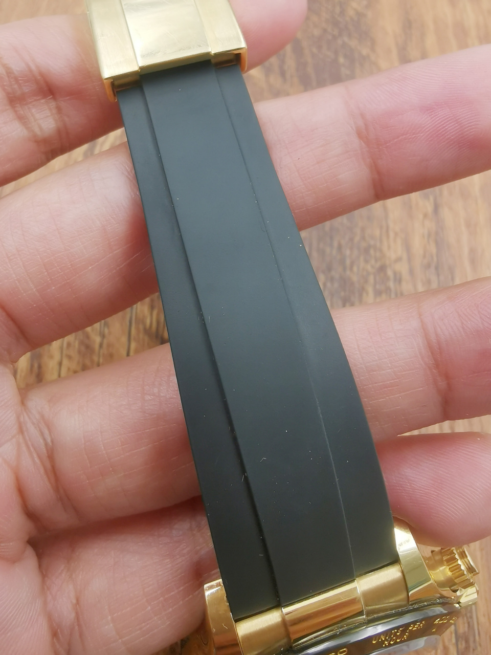 通拿系列迎来了一个全新的款式,即使用oysterflex橡胶表带的贵金属款