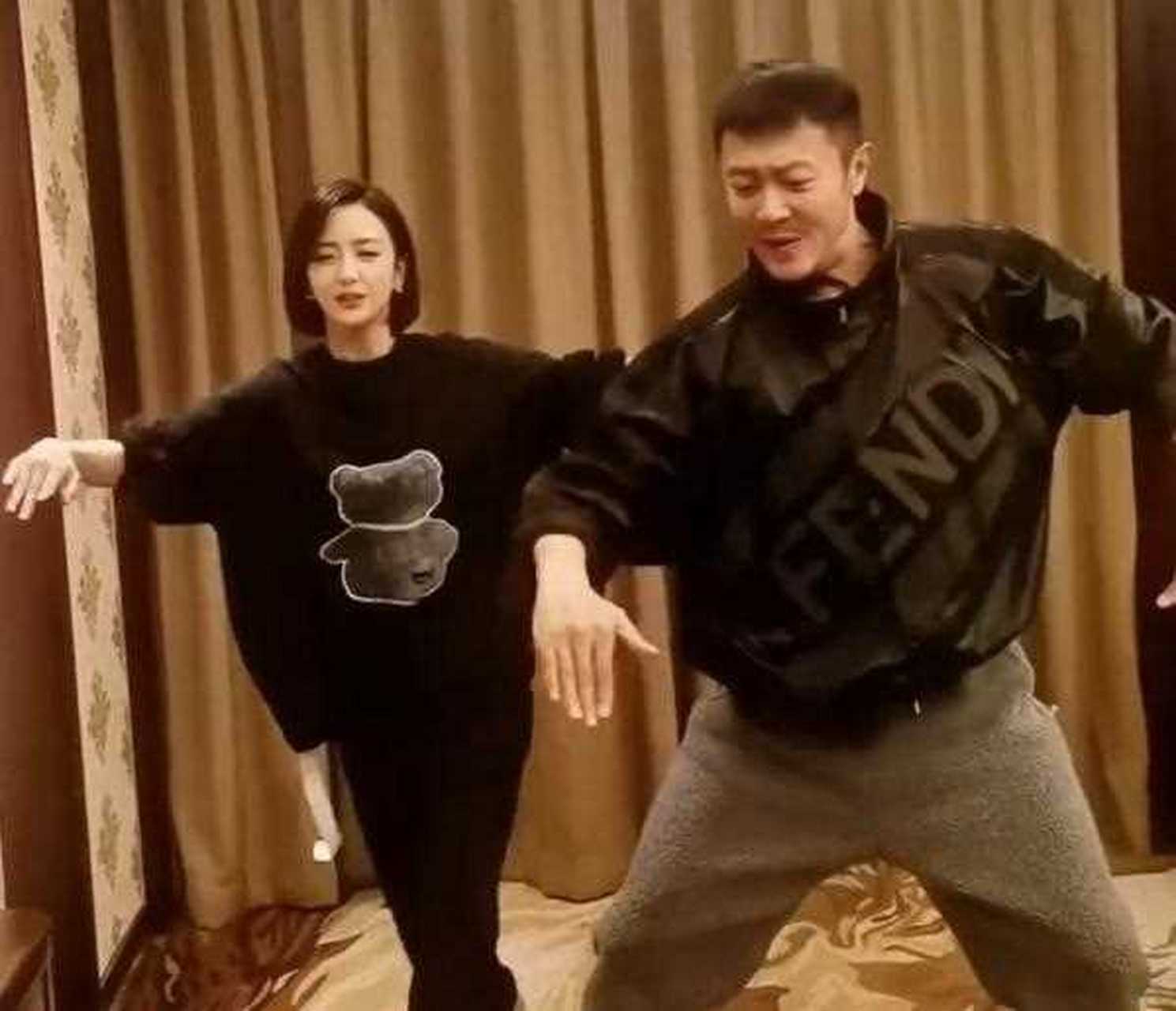 佟丽娅与印小天罕见合体,同穿黑色卫衣跳舞,画面温馨有趣,难道印小天