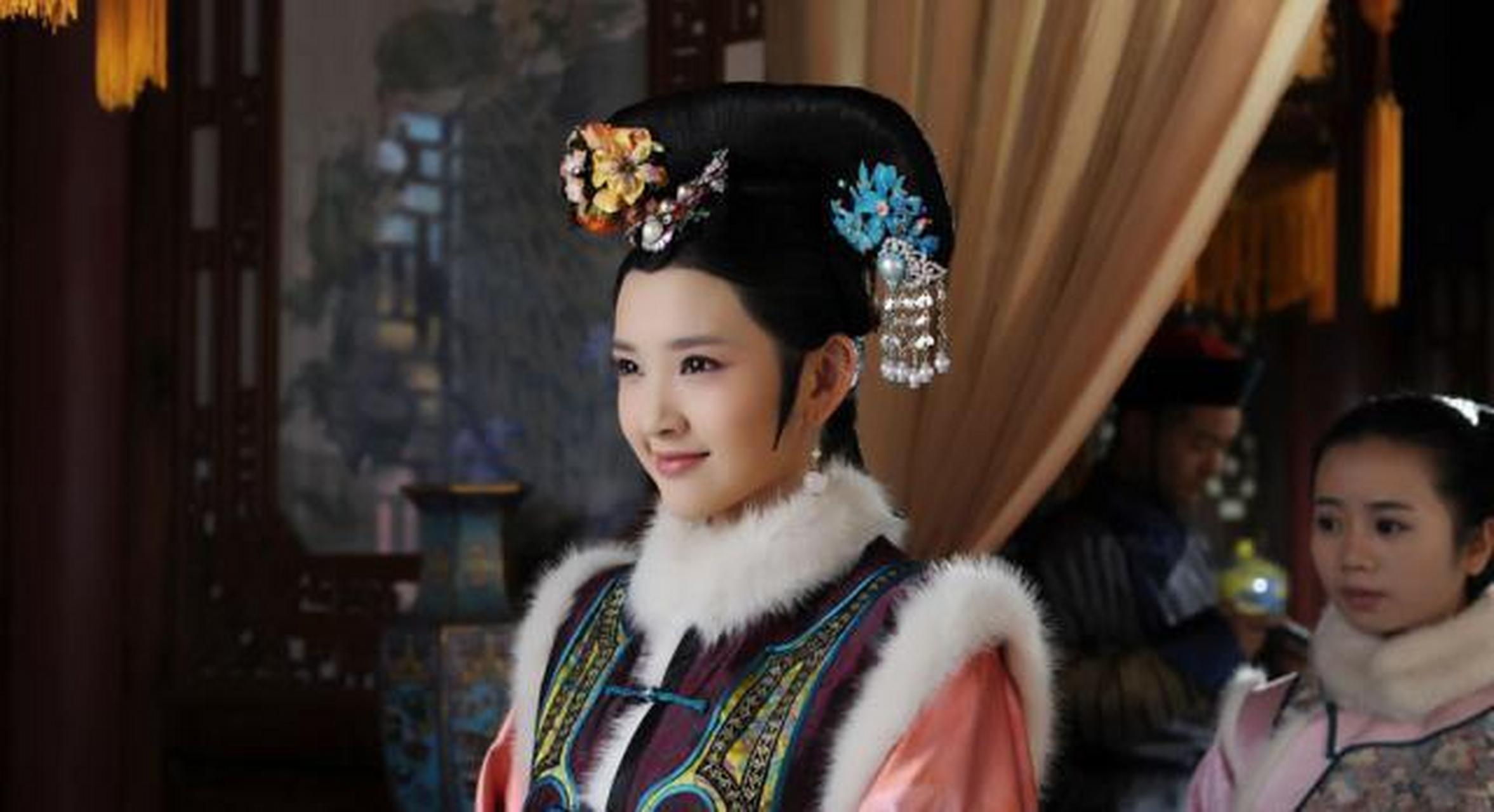 《甄嬛传》祺贵人讽刺皇后是庶出时,谁注意其他人微妙的表情了原来