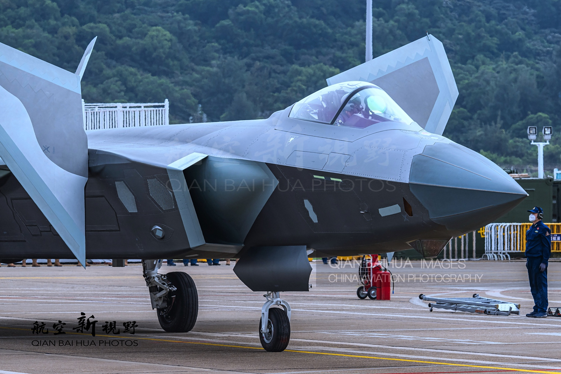 我永远喜欢中国空军的歼-20隐形战斗机,因为他给人的感觉真的好高级.