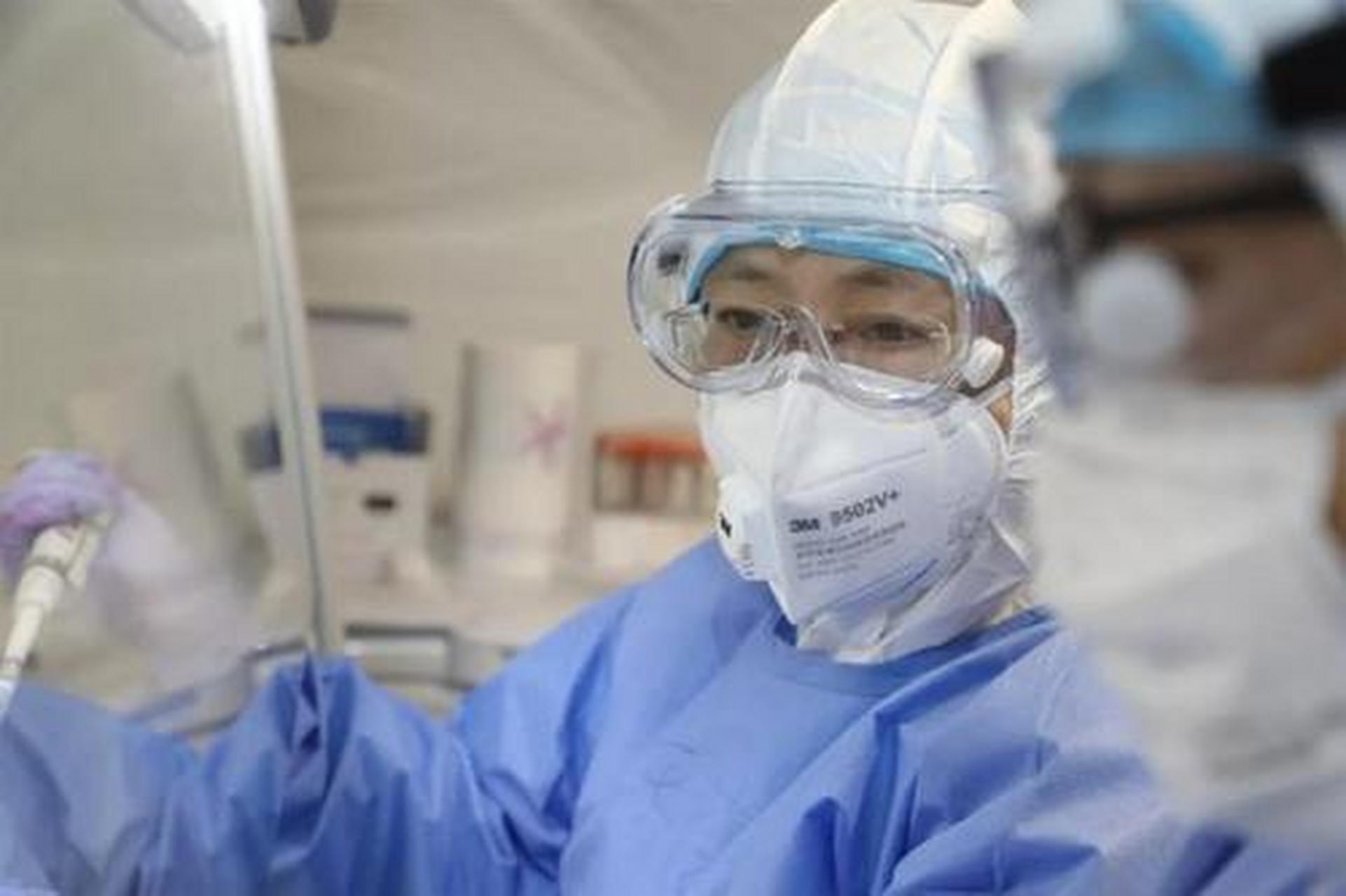 电影《战狼2》中的有一位陈博士,为保住拉曼拉病毒的"活体疫苗",危机