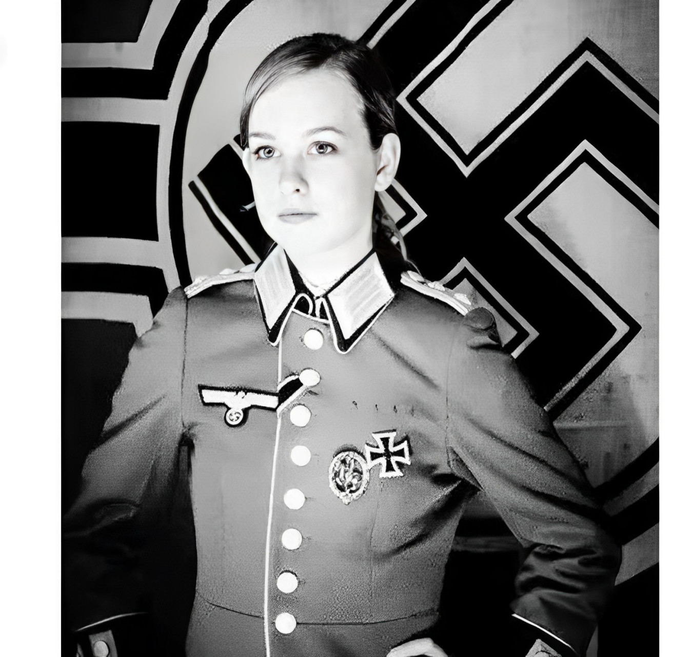 二战时期的两个美丽的德国女兵,她们有着天使般的脸庞和魔鬼般山般的