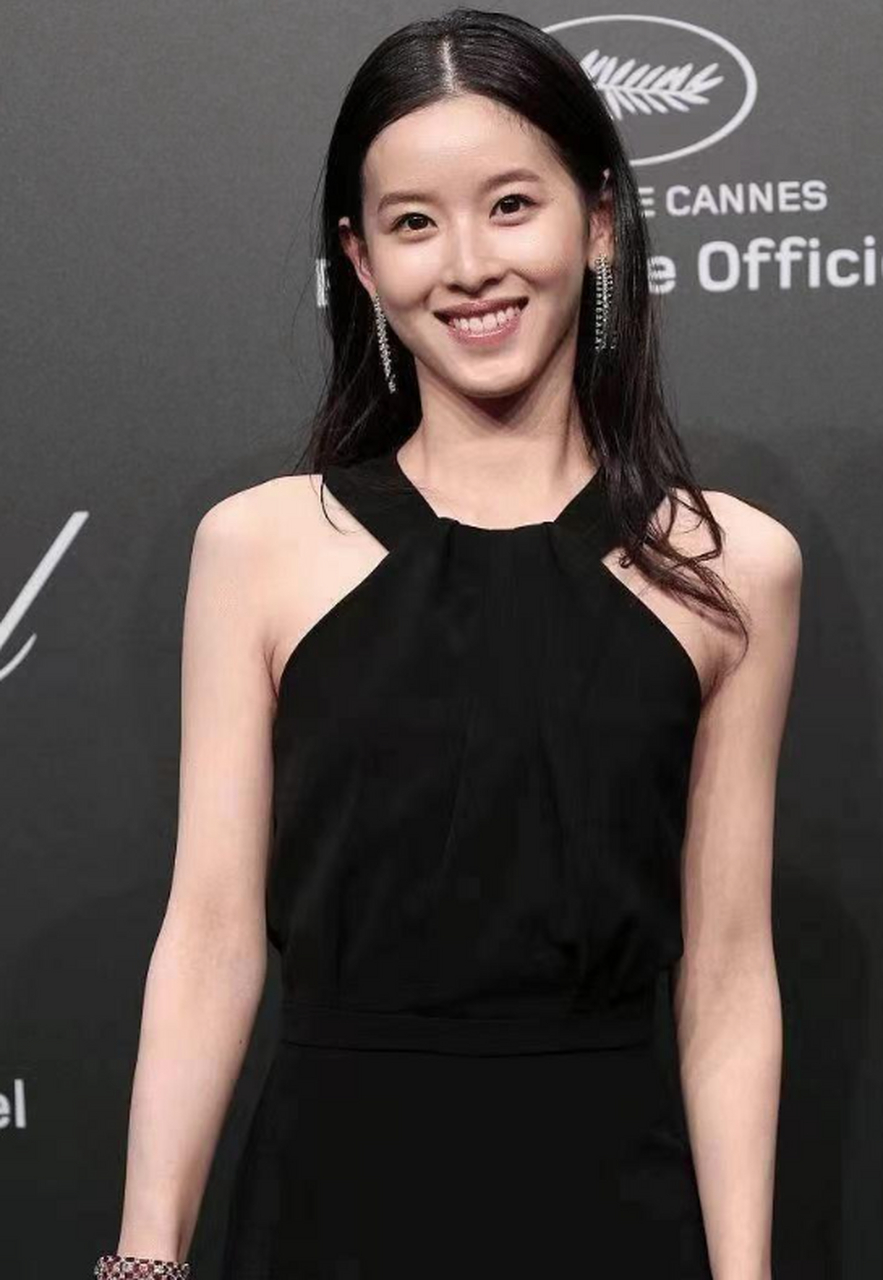 章泽天一袭黑裙,好漂亮.