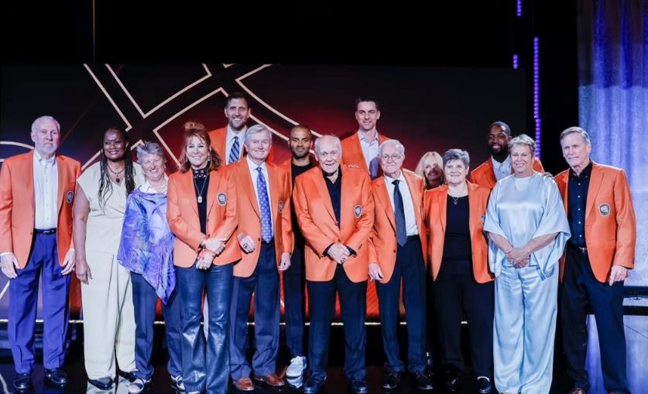 看了名人堂的合照,大加索尔和诺维茨基的身高真的是很突出啊,我这边还