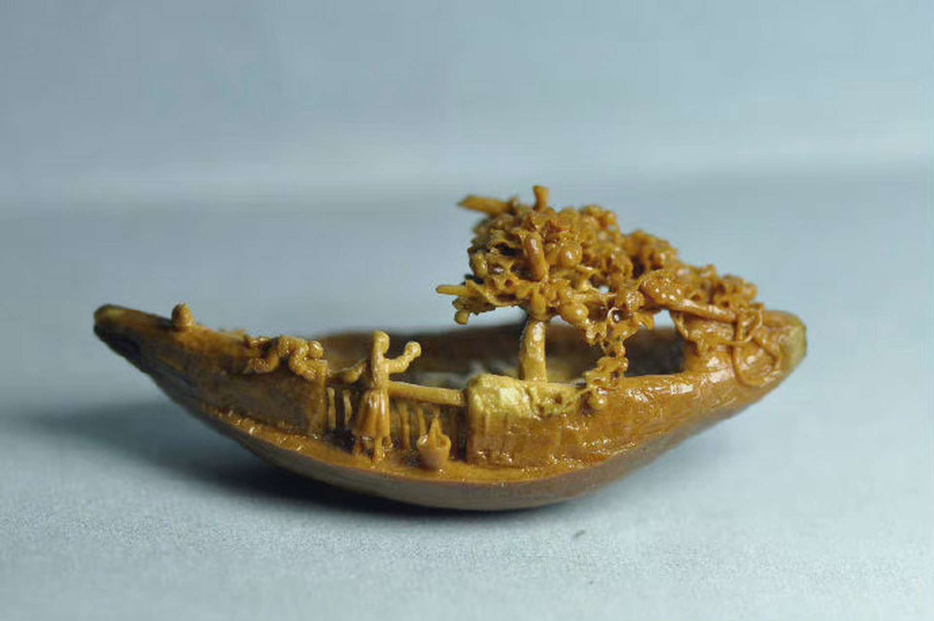 《核舟记》 明 · 魏学洢    明有奇巧人曰王叔远,能以径寸之木,为