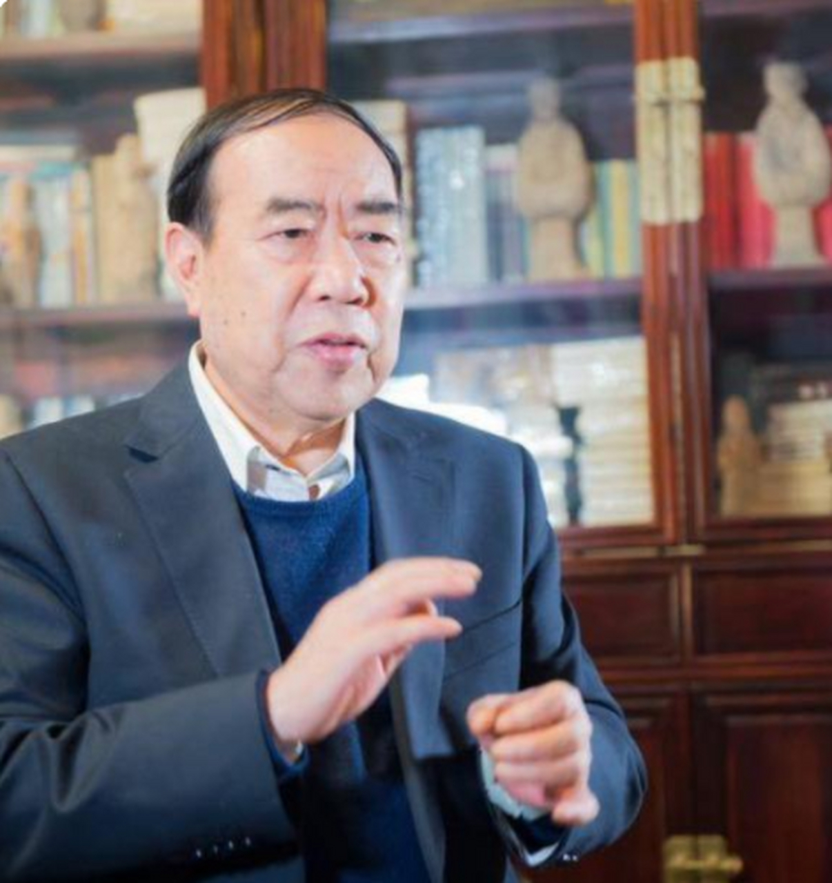 伊娃呢,俄罗斯美女,身材好,就喜欢才的羿光吧,所以她觉得自己虽然跟