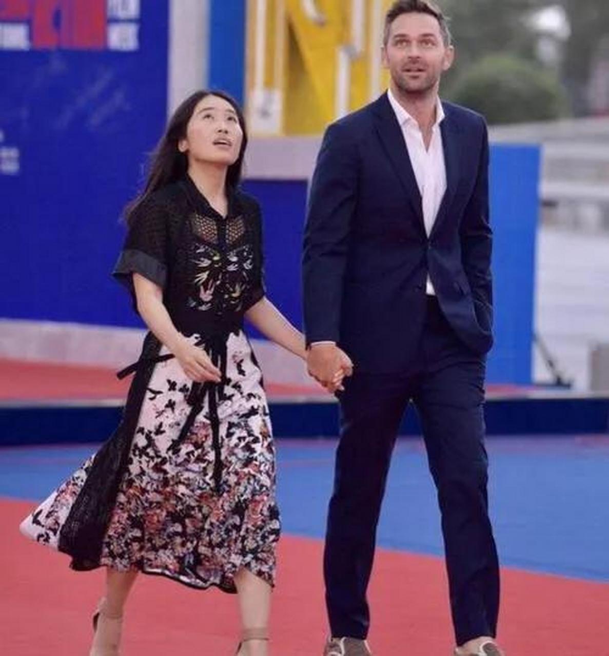 张艺谋大女儿携二婚外籍老公走红毯!