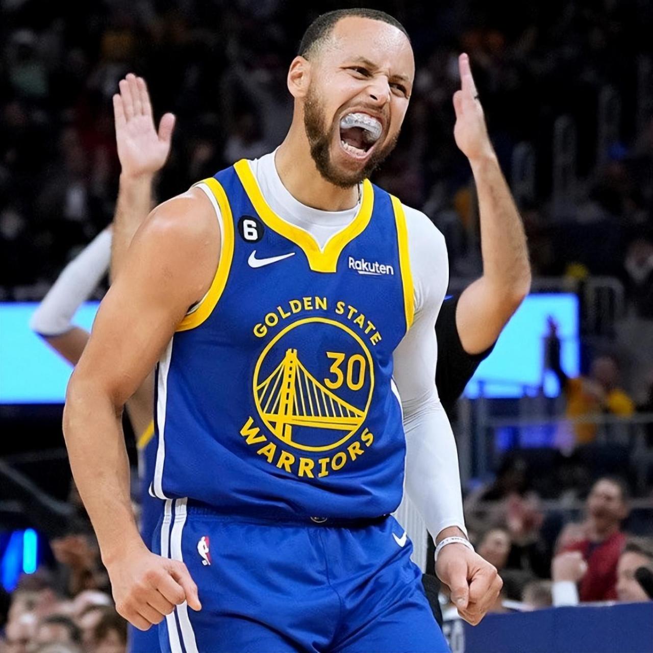 勇士g3狂输30分陷危局:库里低头一脸落寞沮丧 湖人10连胜定律起效