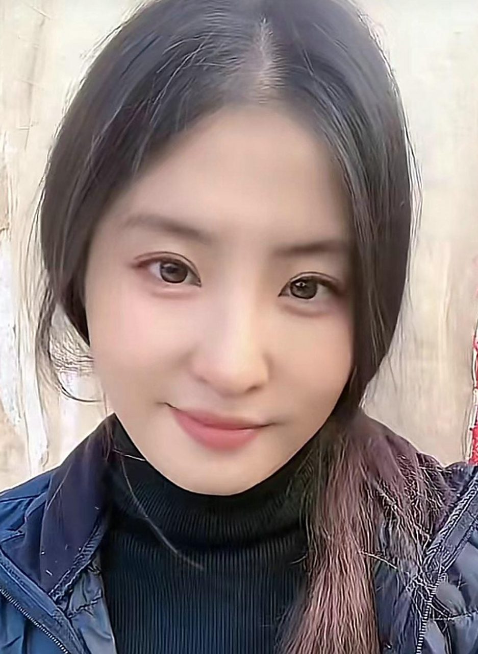 近日,一个来自重庆的农村女网红因神似刘亦菲走红.