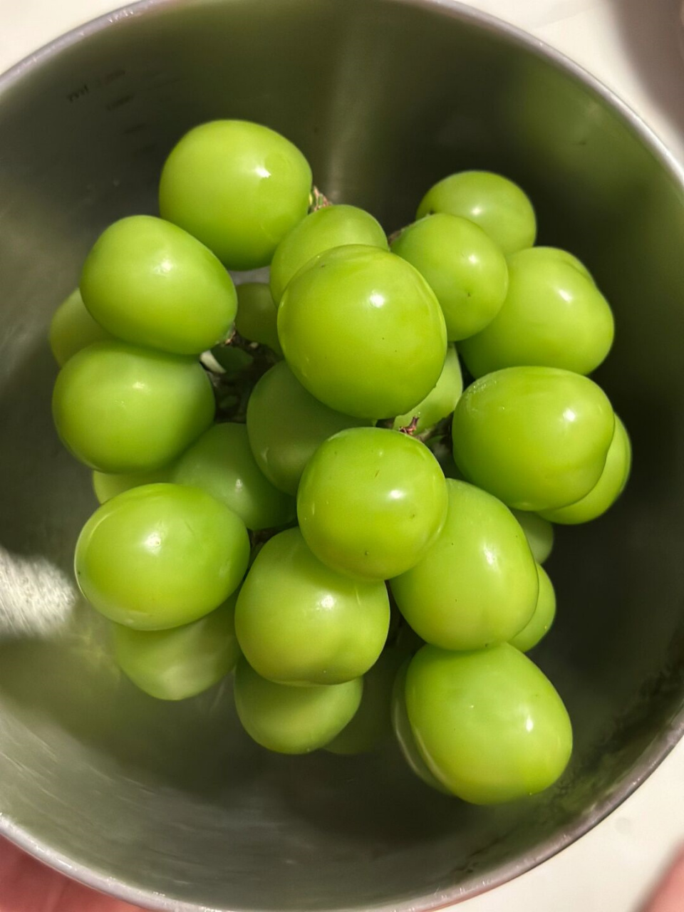 剥出不一样的绿葡萄  买了一串阳光玫瑰葡萄,好甜呀! 去皮吃太爽了吧!