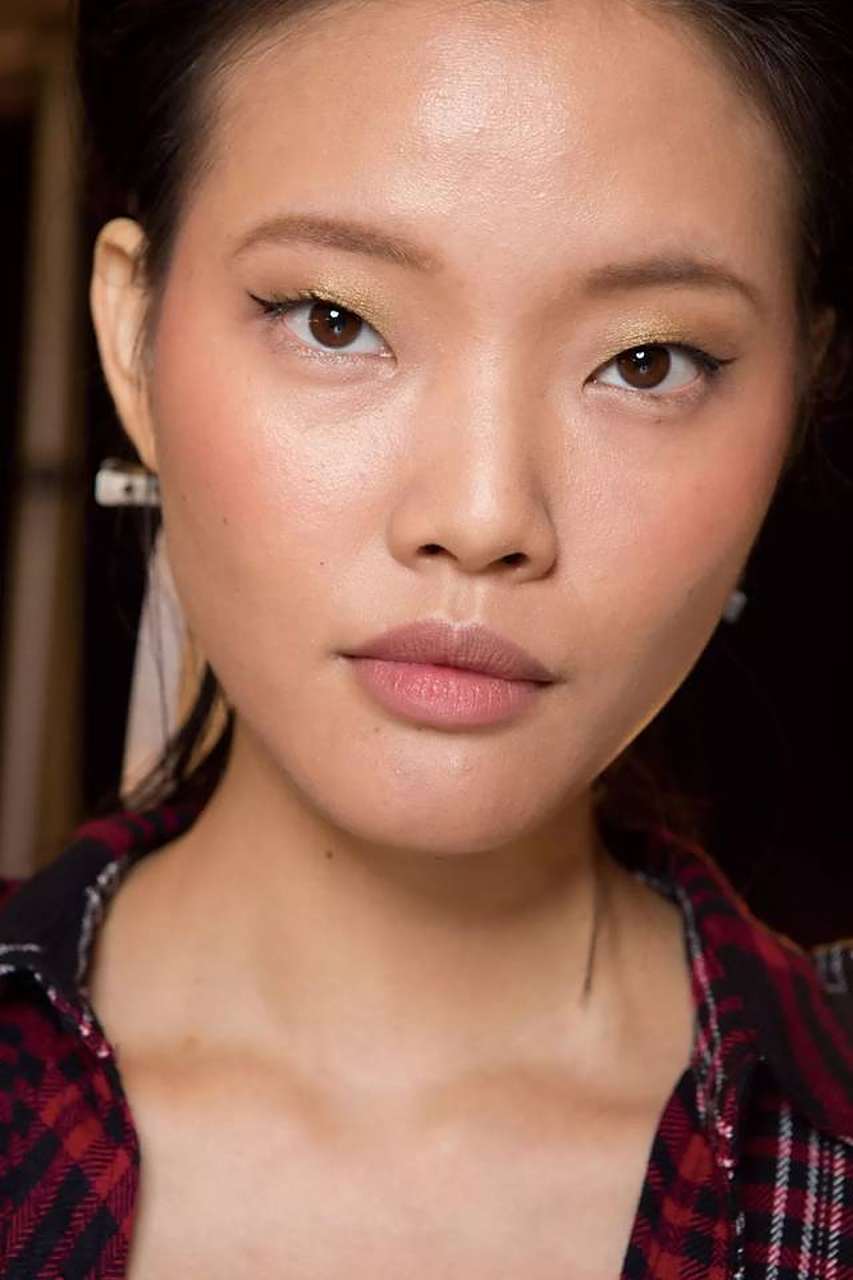 一个人的眼睛为吊眼,就是看上去眼尾上吊,这种特征的人大多心气比较高