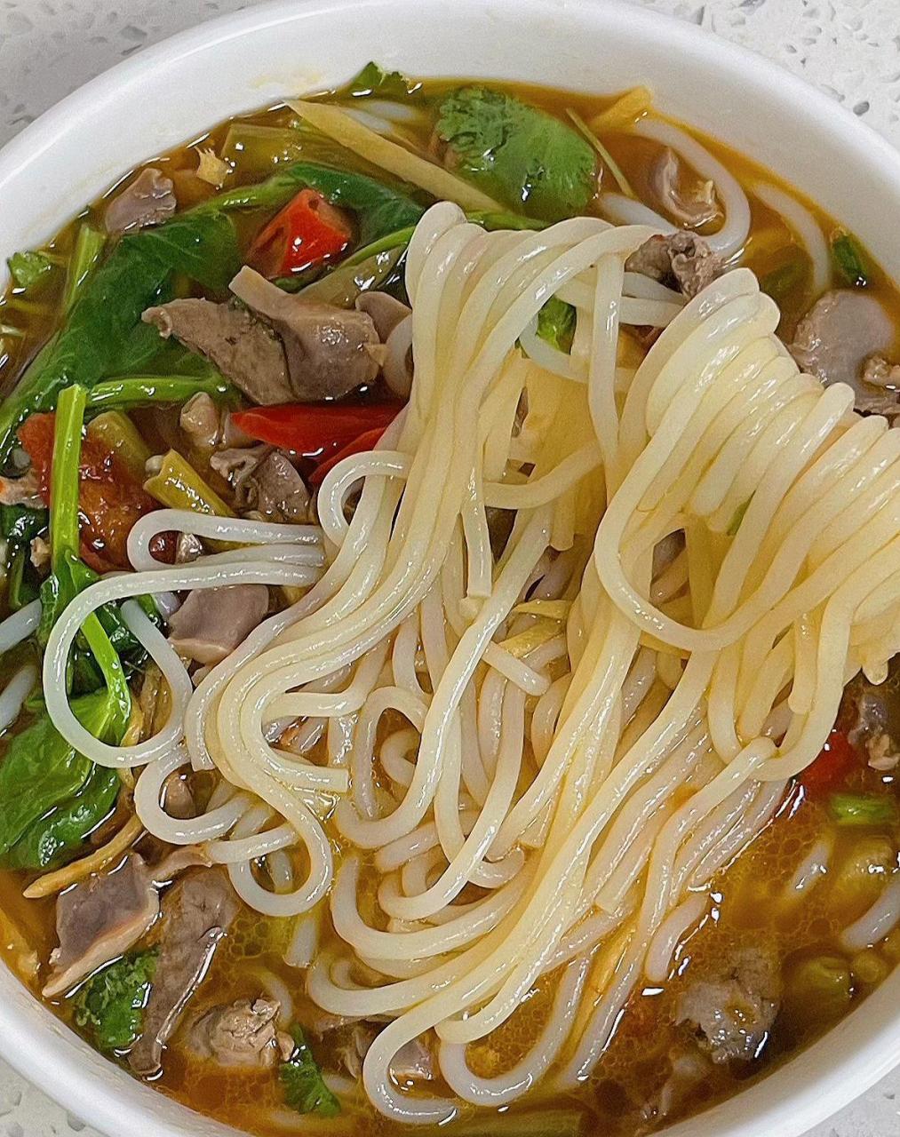 酸辣开胃的泡椒鸡杂米线来一碗吗?