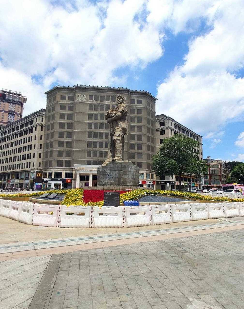 雄伟的广州解放纪念像是矗立在广州市的海珠广场上,每次经过,都情不自