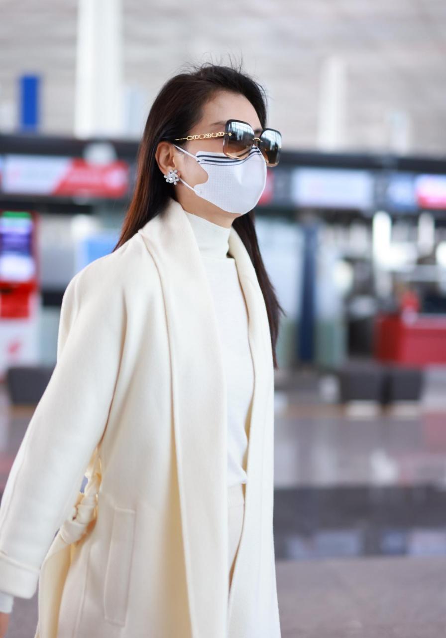 刘涛机场街拍,一身奶白色套装端庄优雅