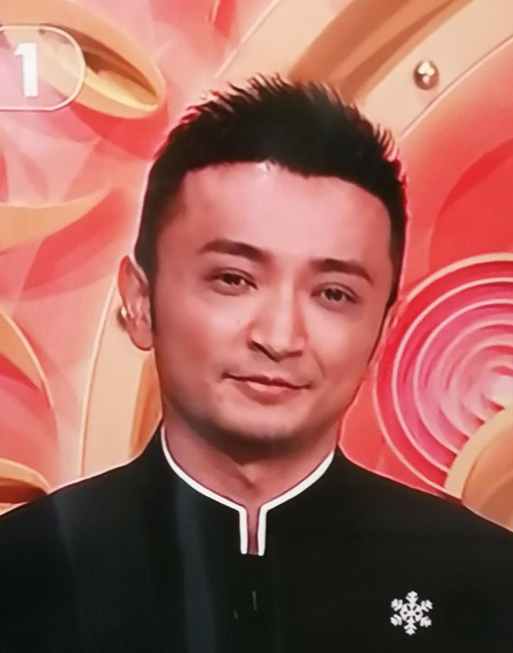 小尼这是烟熏妆还是熏烟了