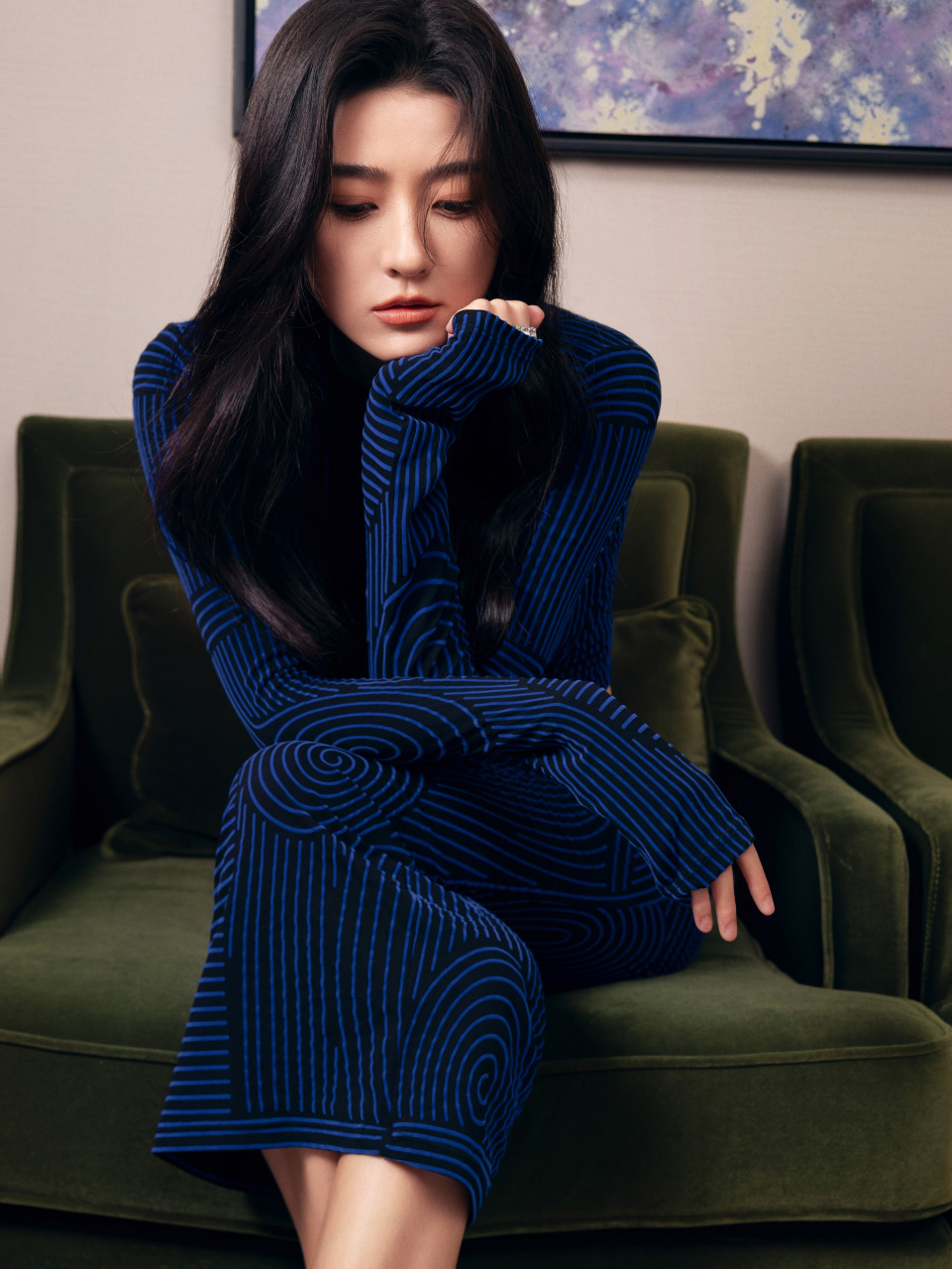 梁洁最新营业图:东方韵,明眸似水,秋意落朱~~姐姐美美哒!  #梁洁