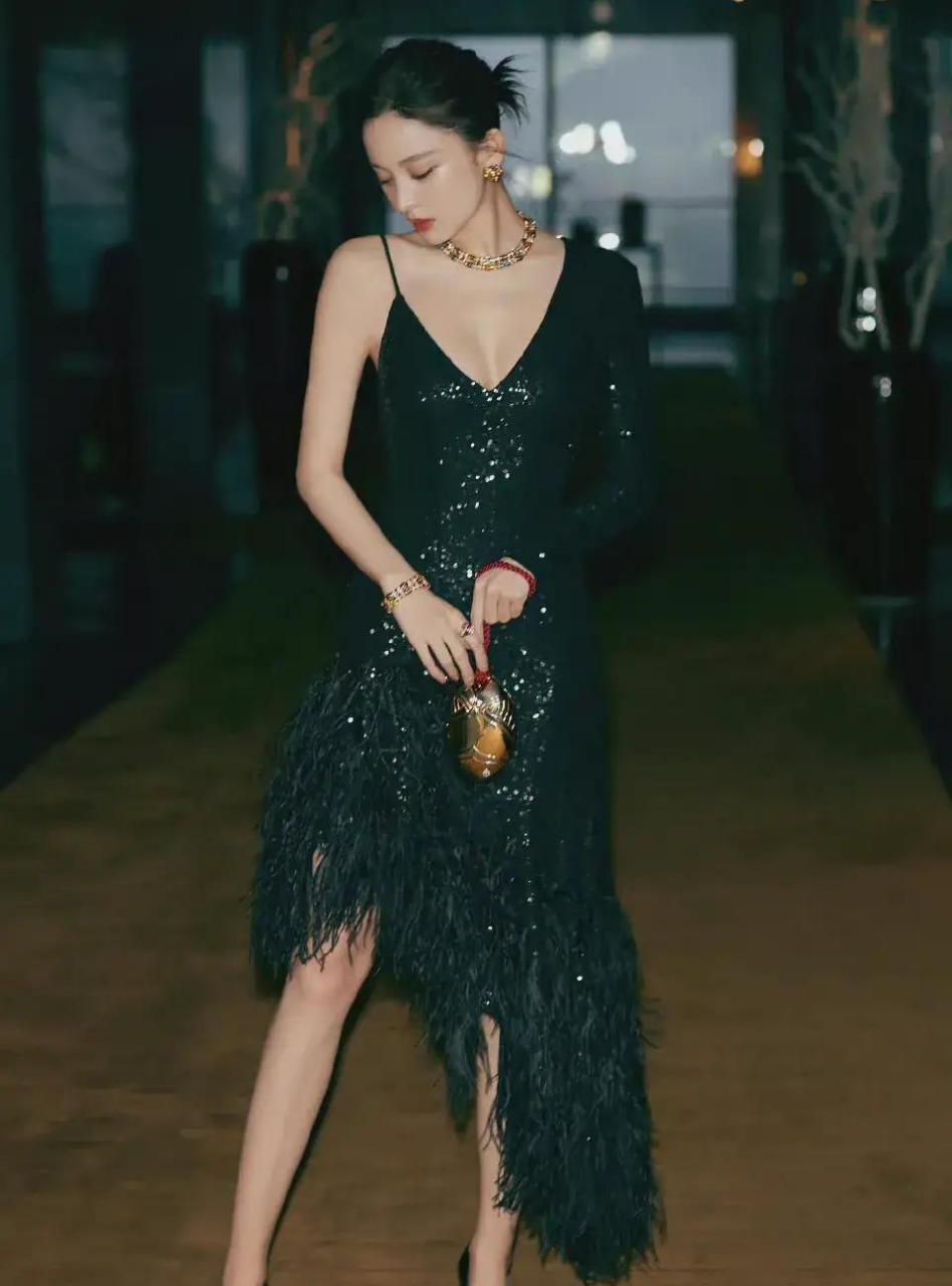 古力娜扎穿着黑色奢华的高定礼服,单细吊带裙斜下摆,修长的美腿娇嫩的