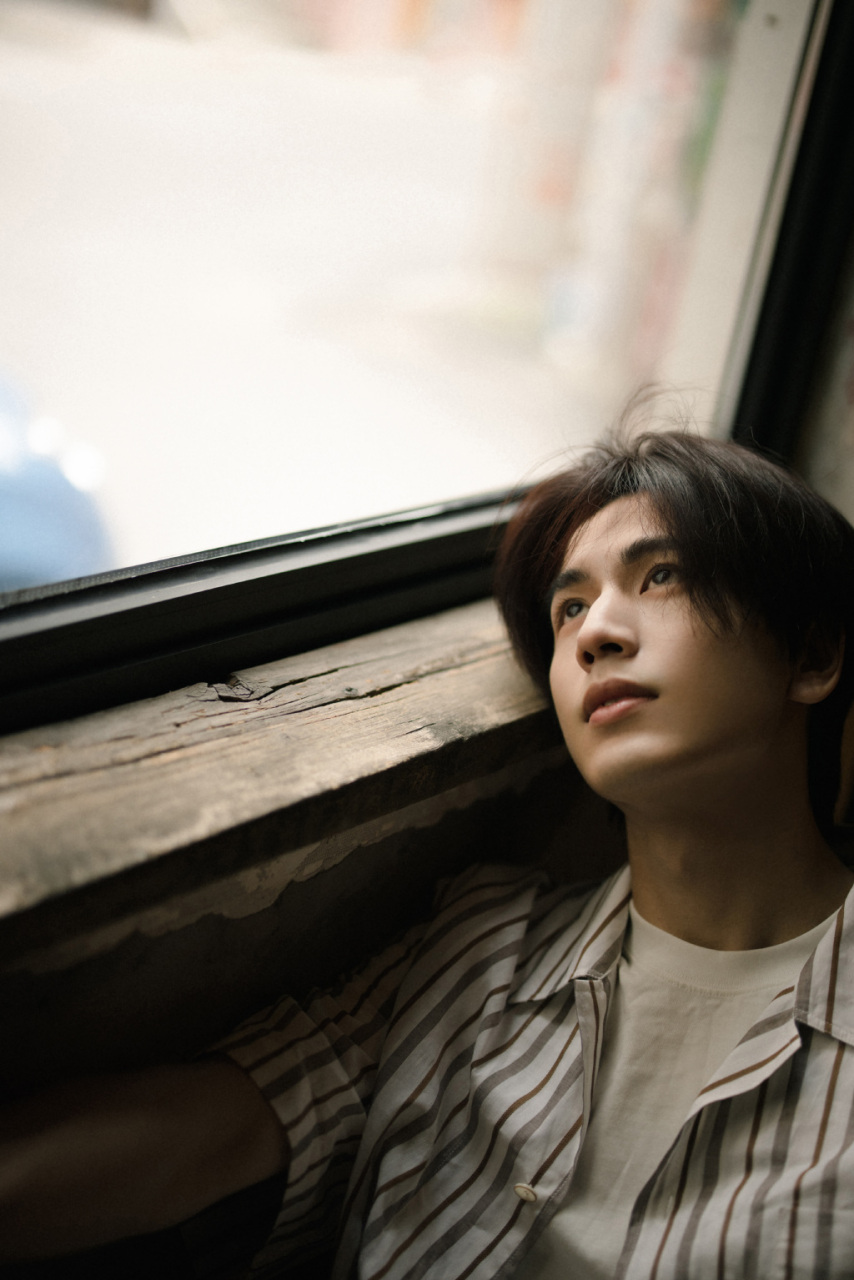 星闻#  午后的张凌赫,柔和的光线下,做安安静静的美男子! #张凌赫