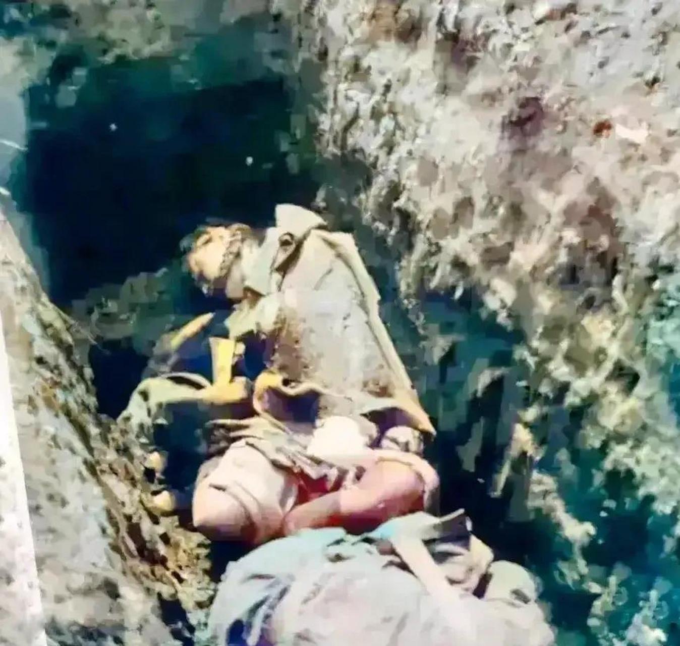 这是1941年,苏德战争中,一名阵亡的苏联女兵,照片中的她蜷着身子,躺在