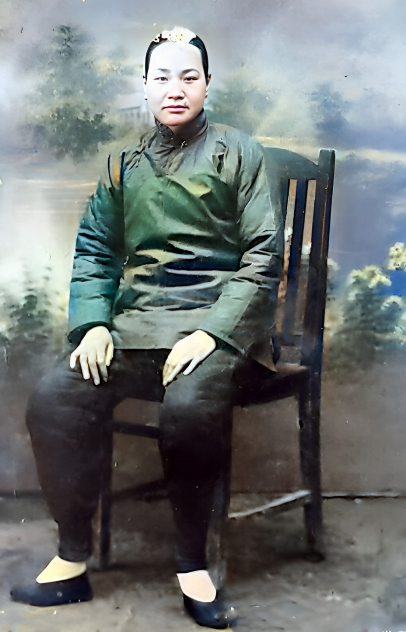 民国初年,两个好姐妹来照相馆照相.