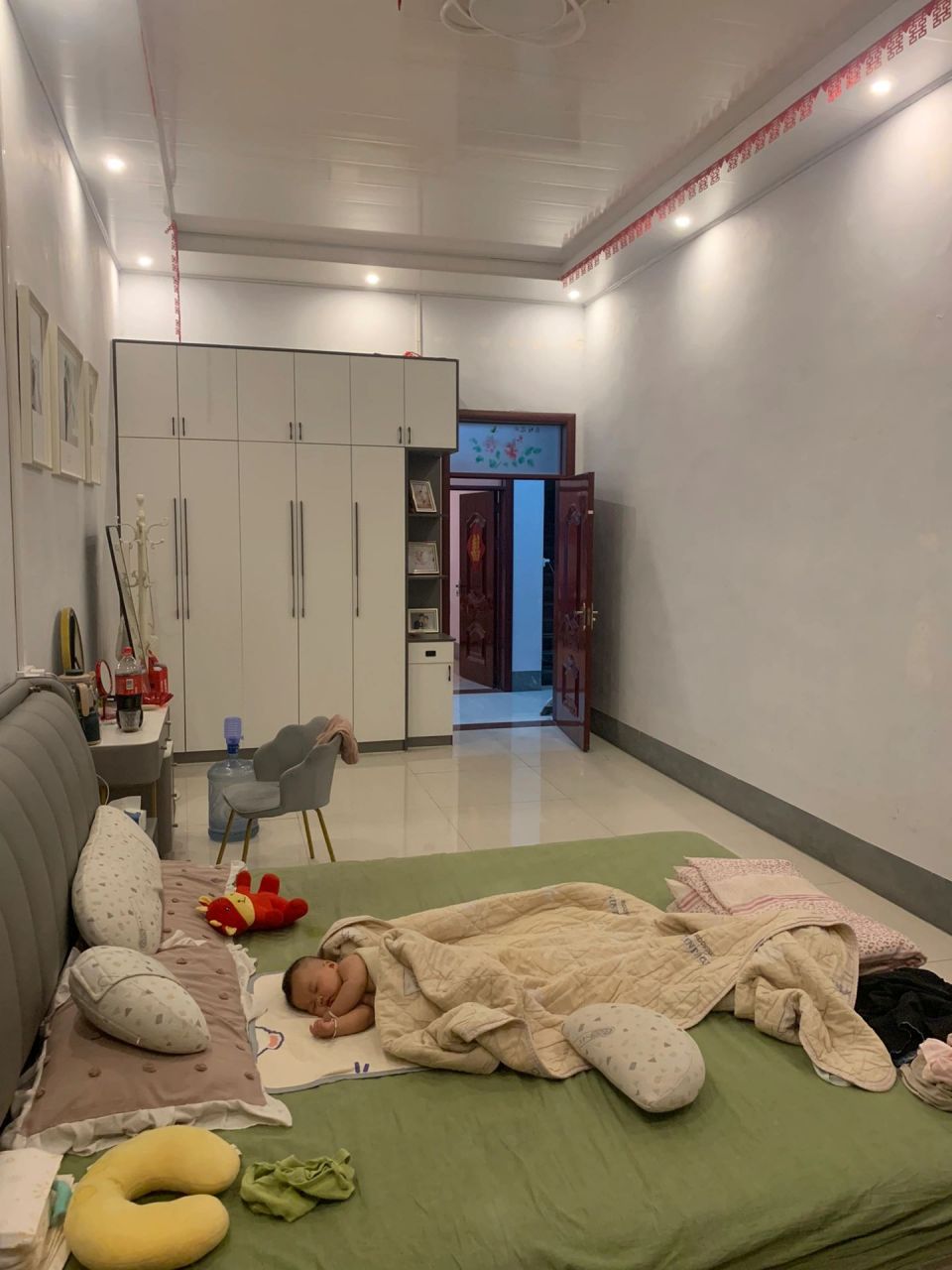 不夸张,在我们农村,每个人都可以住这么大的卧室!