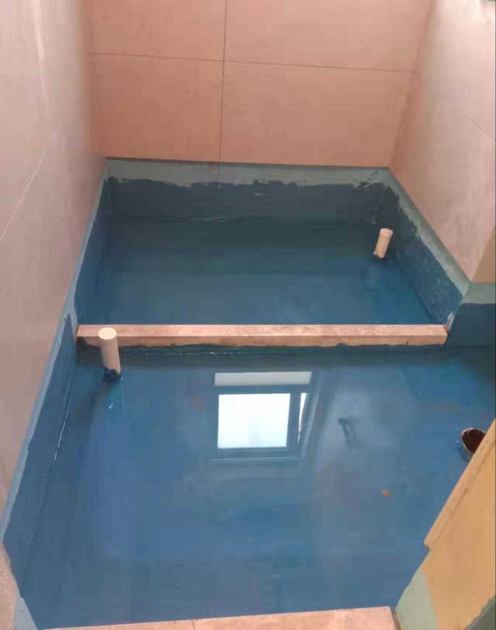 卫生间地面防水施工,应将地面清理干净并做好止水坎,刷二遍防水后,再