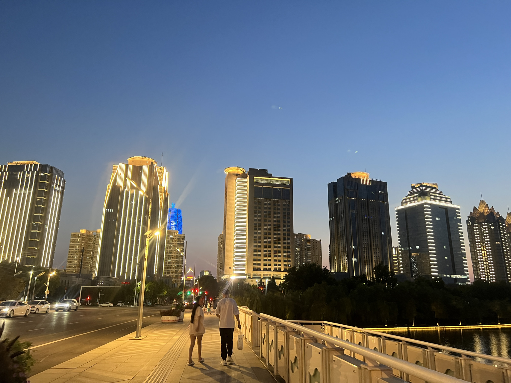 高楼大厦的灯光如同繁星般点缀在城市的每一个角落,形成一条条明亮的