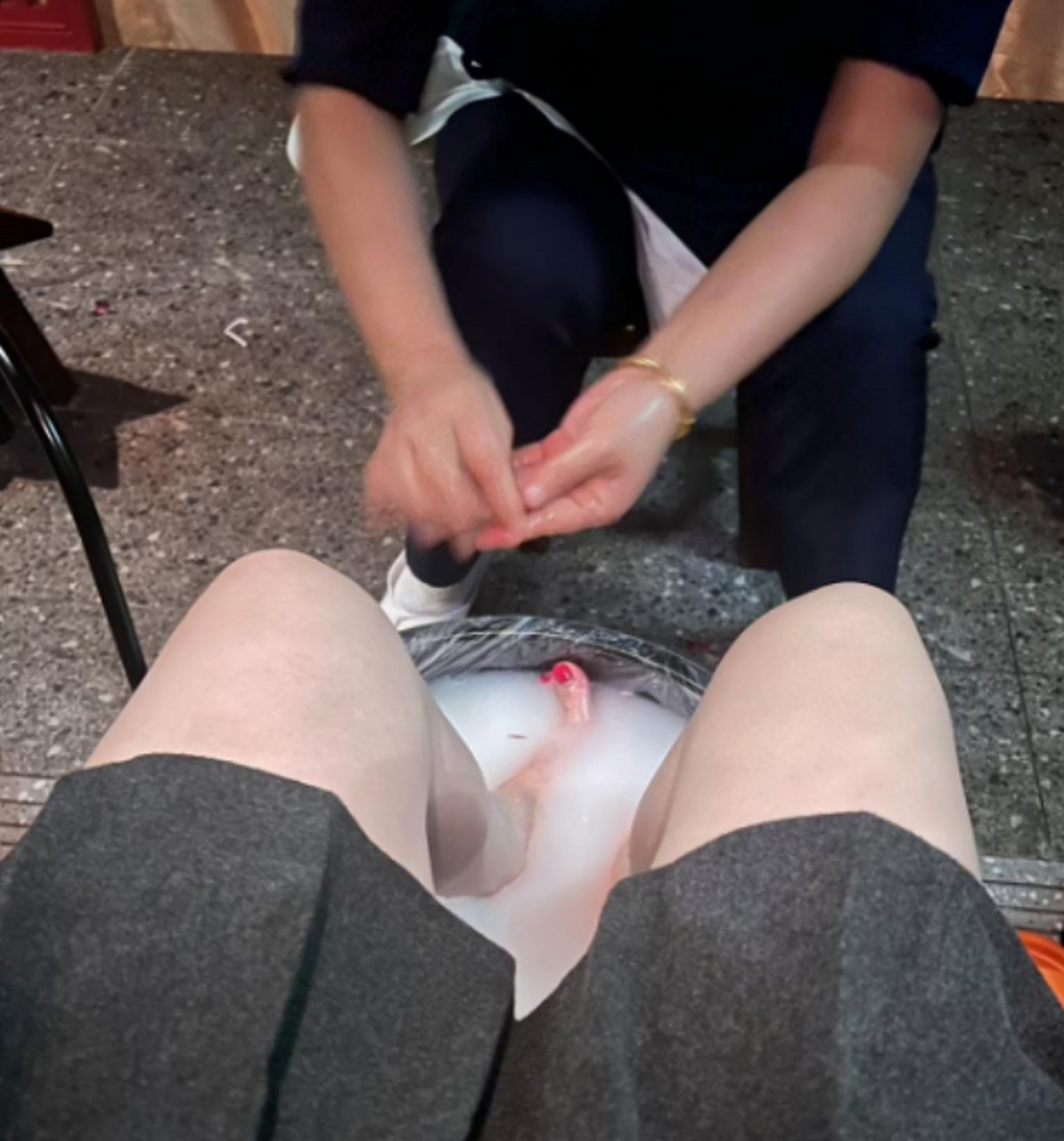 穿着袜子洗脚是什么意思