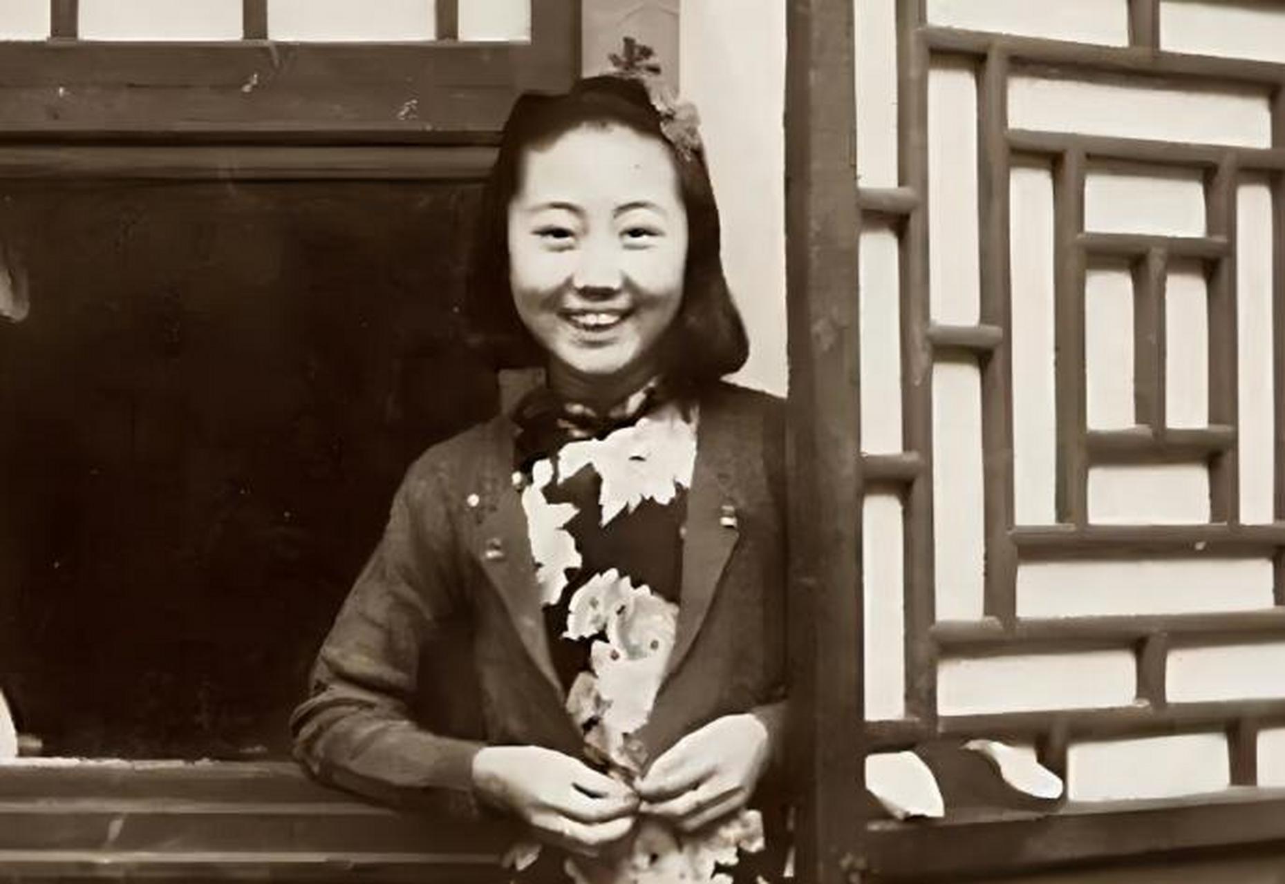 突然,门被推开,唐怡莹的公公载沣闯入房中,大声斥责她作为儿媳妇的