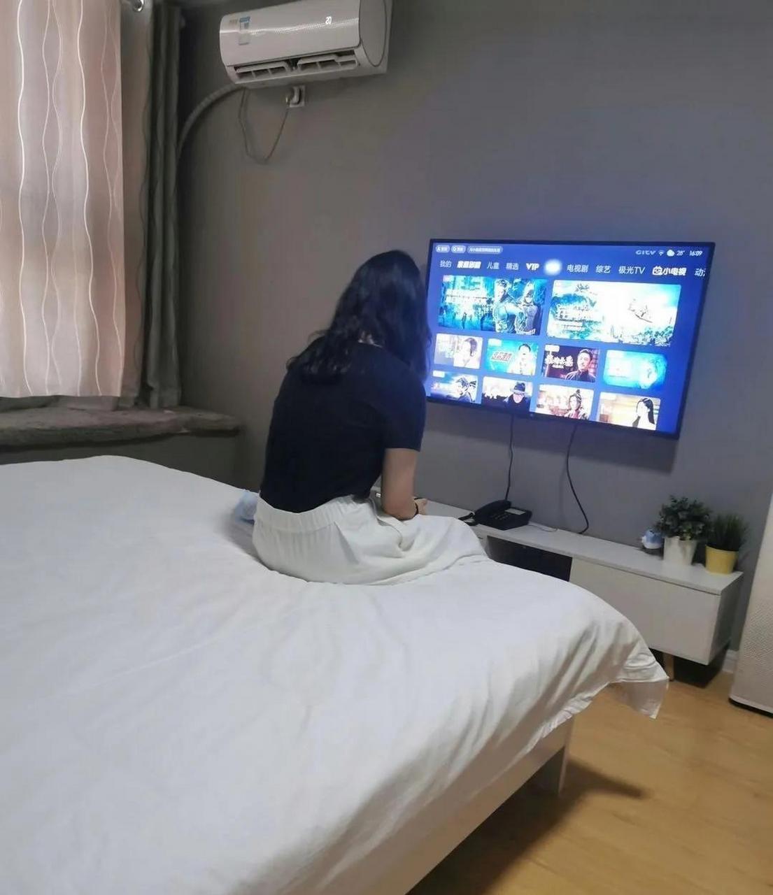 非要跑到宾馆看电视,这是干啥呢