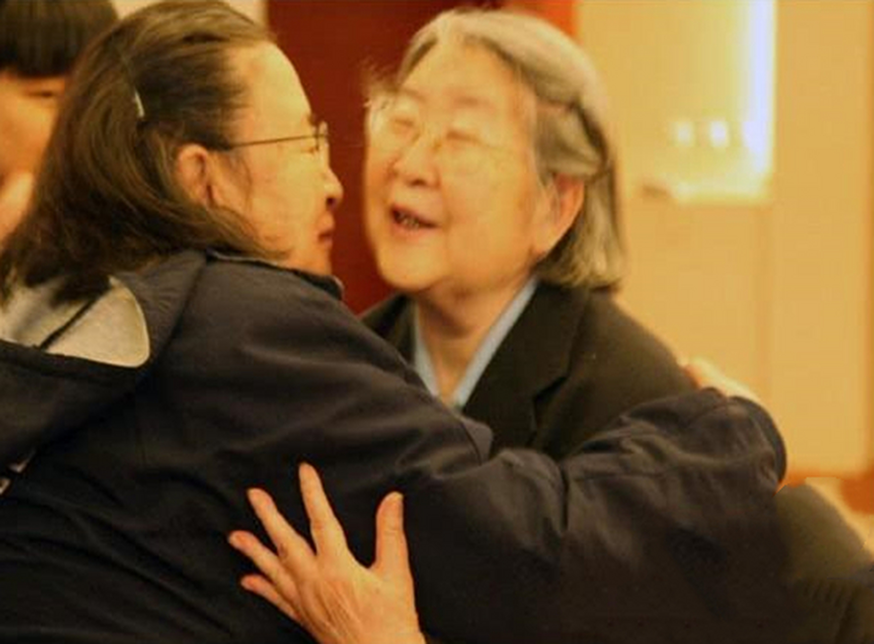 2年前,李敏,李讷两姐妹相拥的一幕,可以看出感情很深!