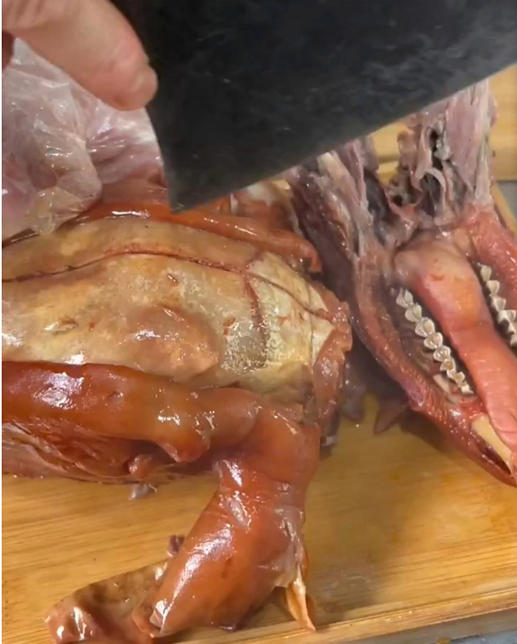 朋友请客吃饭,这是羊头吗?这一嘴大黄牙,看着好没胃口啊!