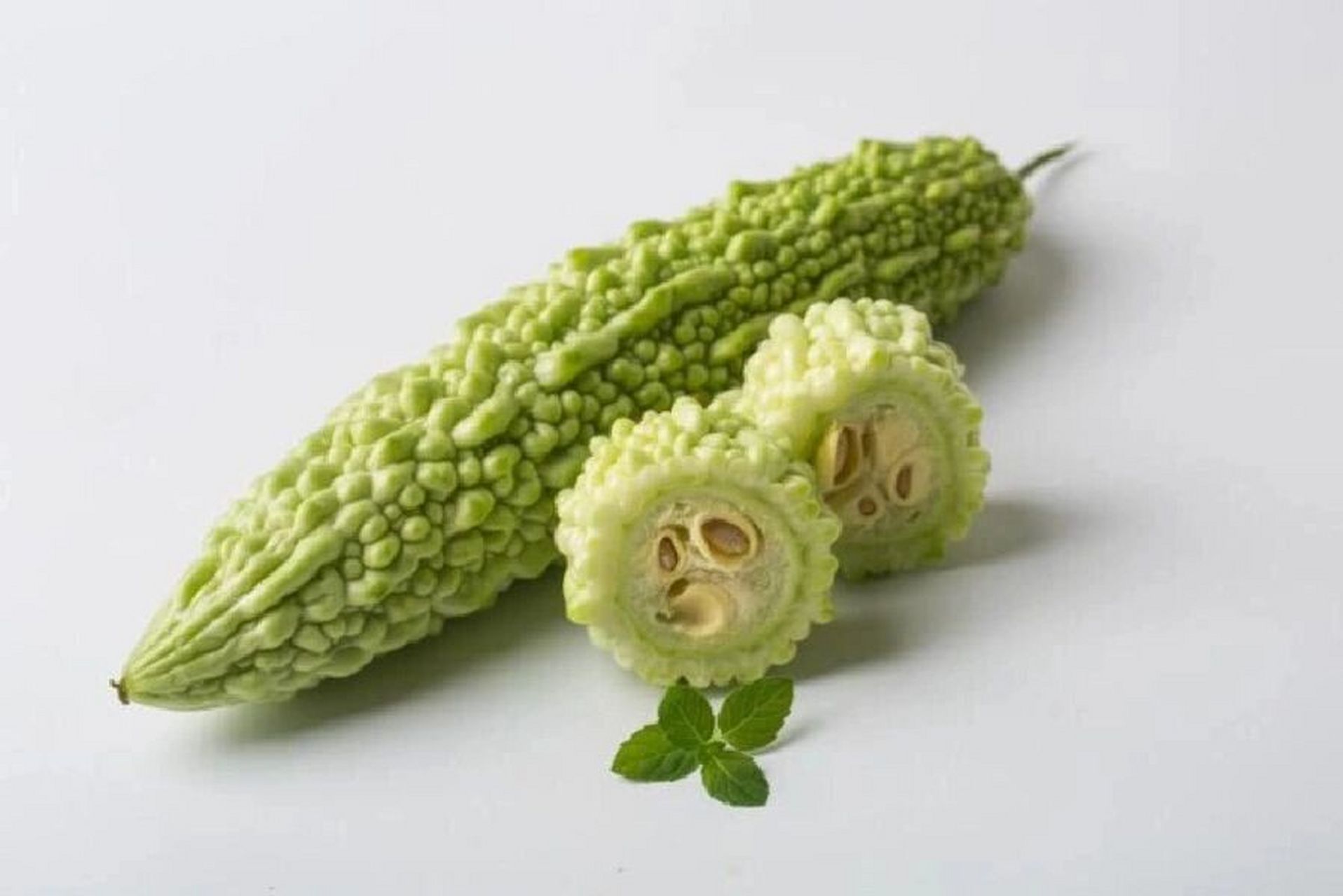 苦瓜写生备课及素材(适合1-2年级)  教学目标:  让学生了解苦瓜的基本