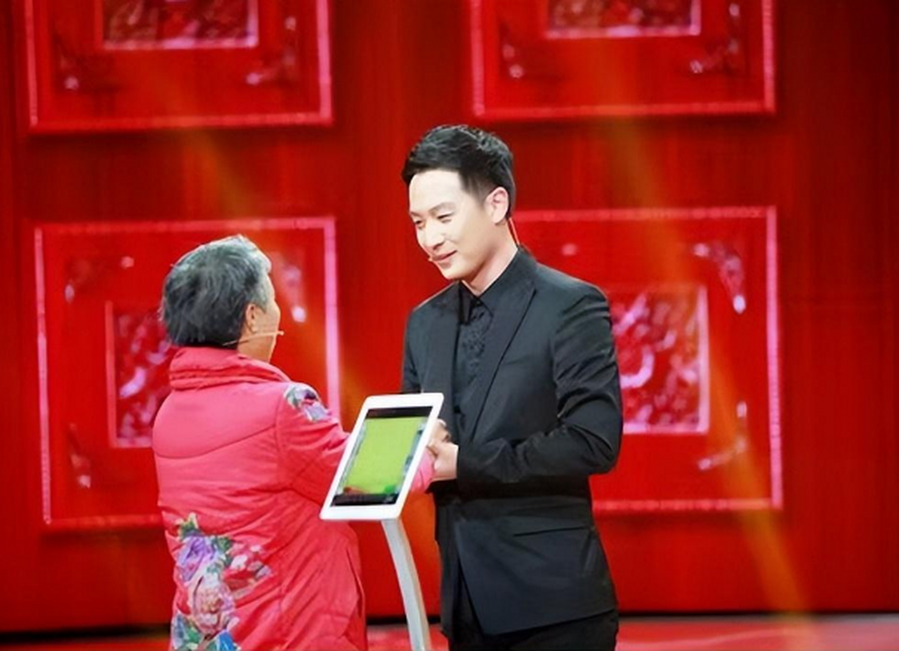 央视《等着我》主持舒冬:是男神也是北大学霸,如今爱情事业圆满!