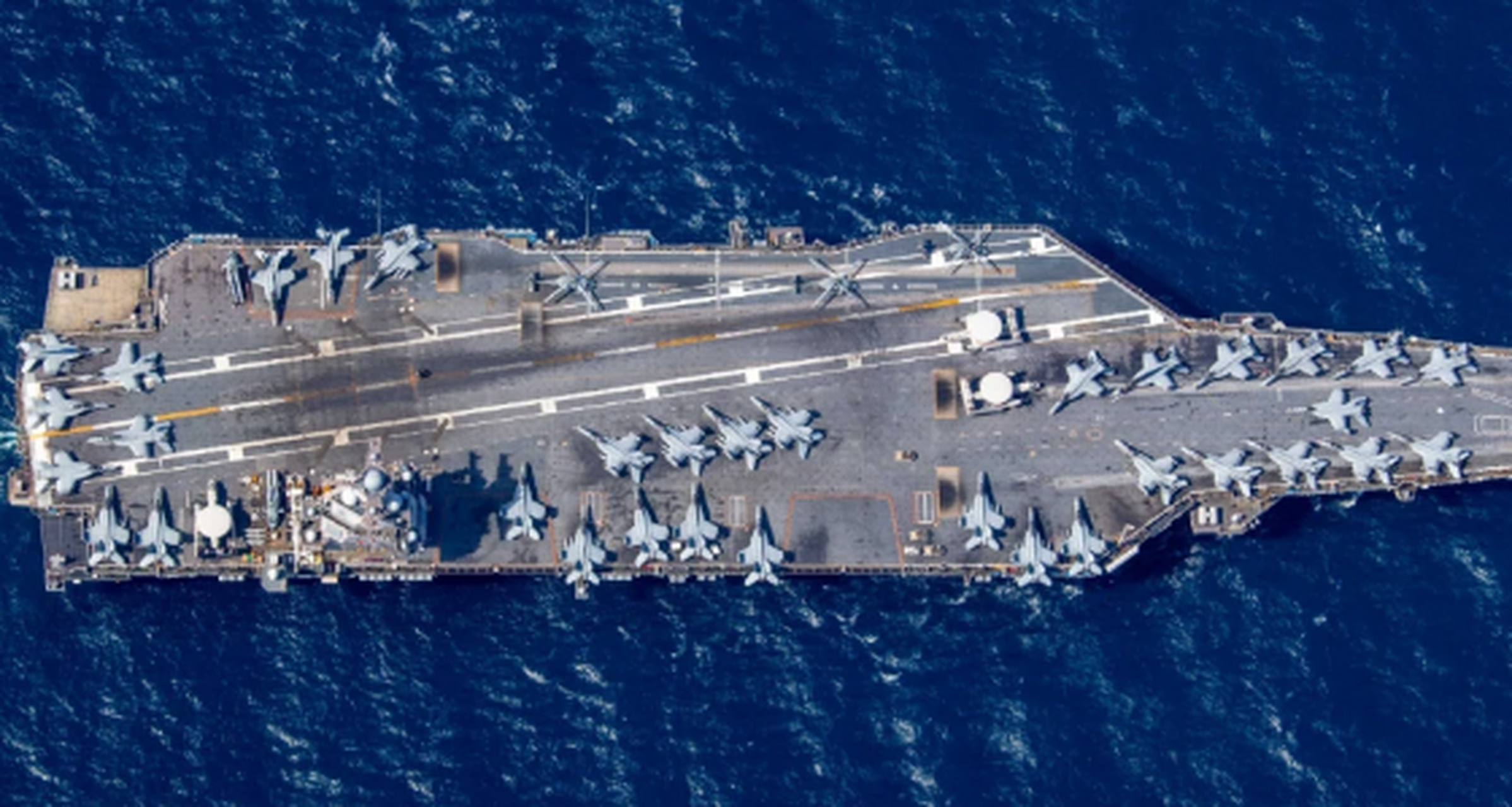 美最新锐航母福特号离港部署 航母打击大队指挥官里克·伯吉斯上校在