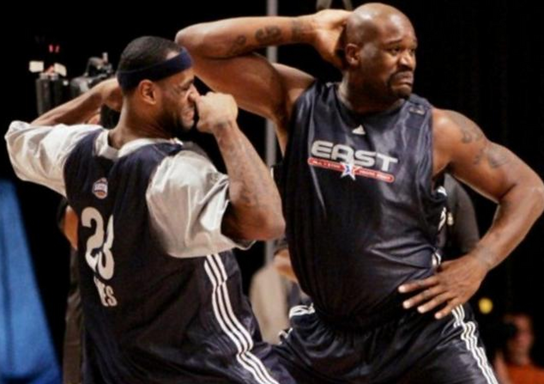 詹姆斯与奥尼尔尬舞,好经典的画面!