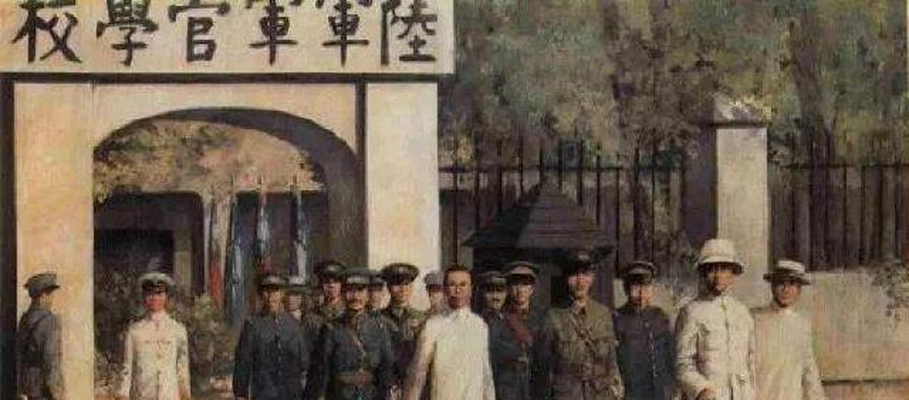 1912年,谢士炎出生于湖南省双峰县的荷叶镇的一个军官家庭,父母离世较