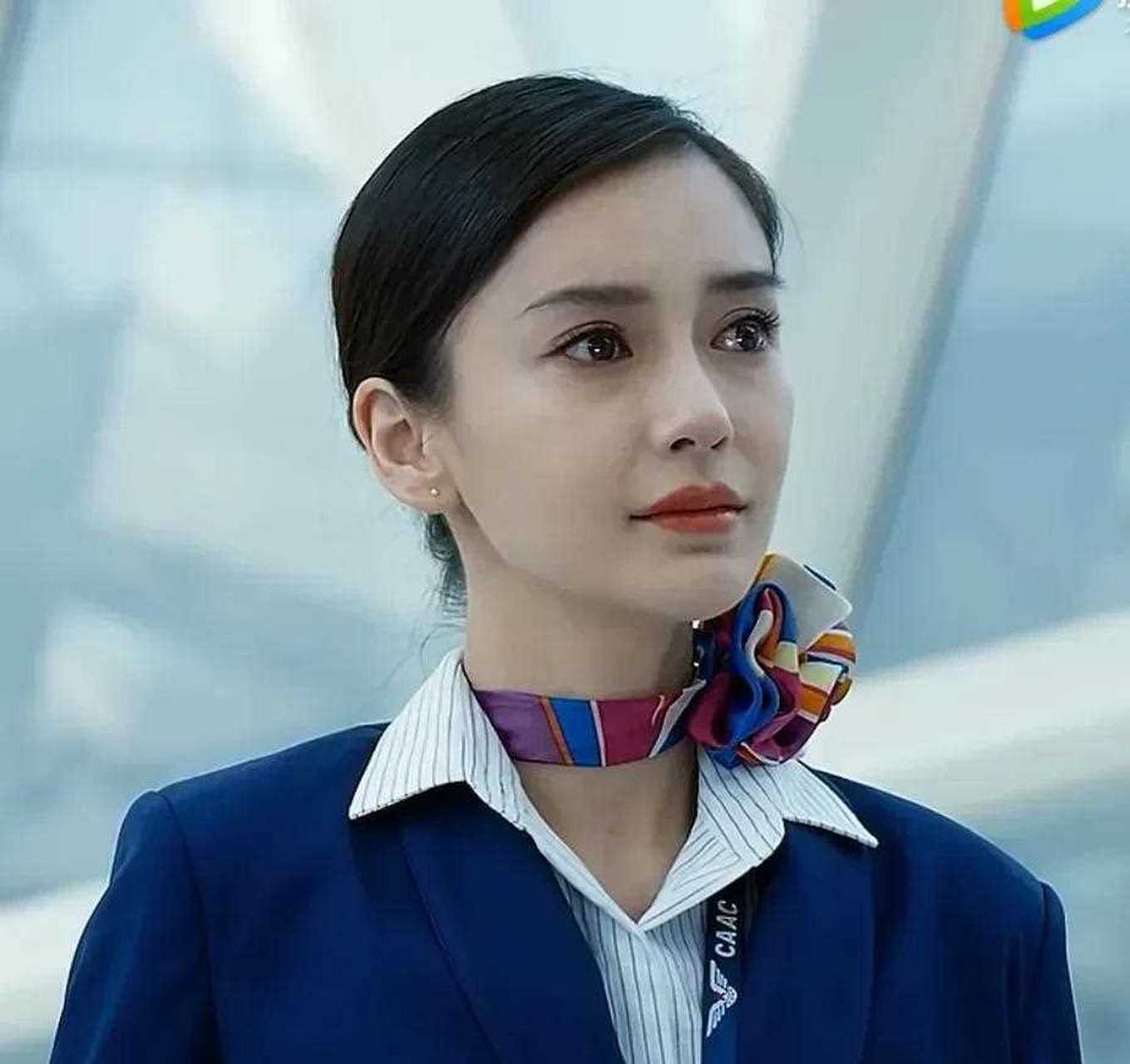 杨颖的空姐制服还是蛮有气质的,《中国机长》友情出演就很好嘛