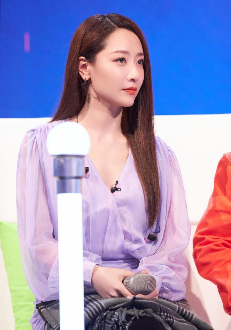 白冰剧照新鲜出炉~紫裙超仙超美呀,笑起来真好看