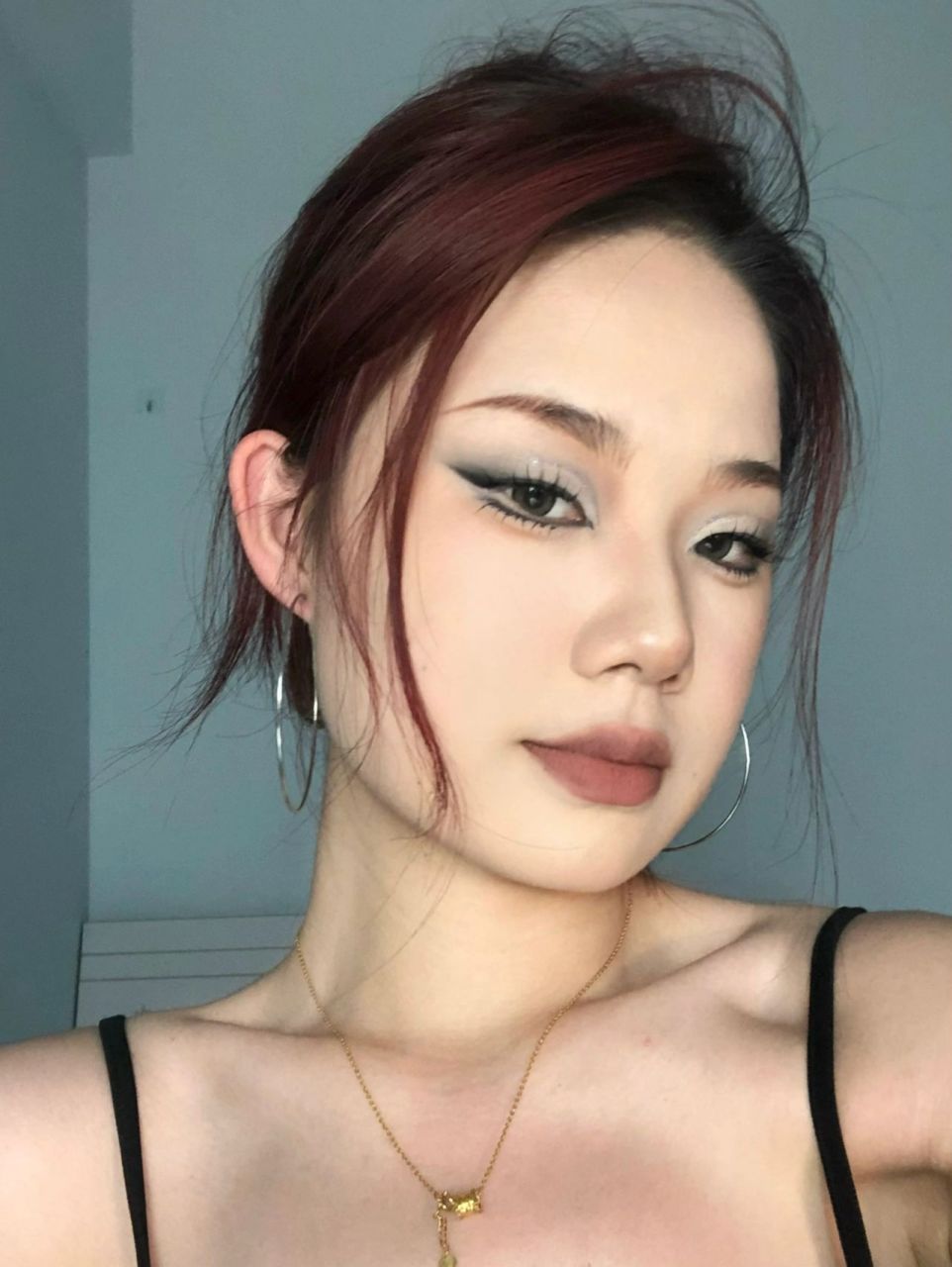 单眼皮酷girl黑色烟熏截断眼妆 详细步骤 灰黑色眼影进行晕染,眼影