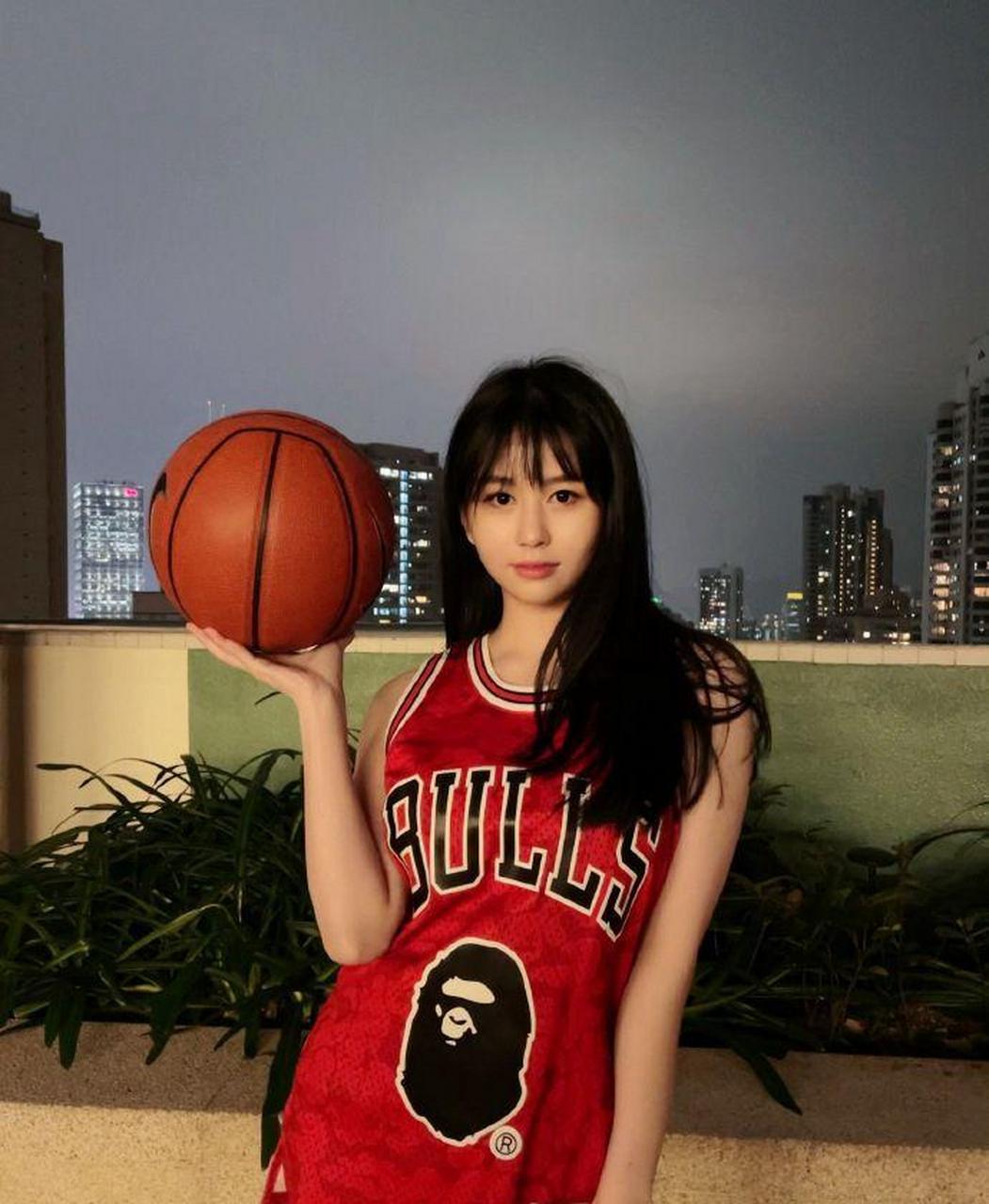 沈月cos赤木晴子,身着宽大篮球服,可爱元气十足美照