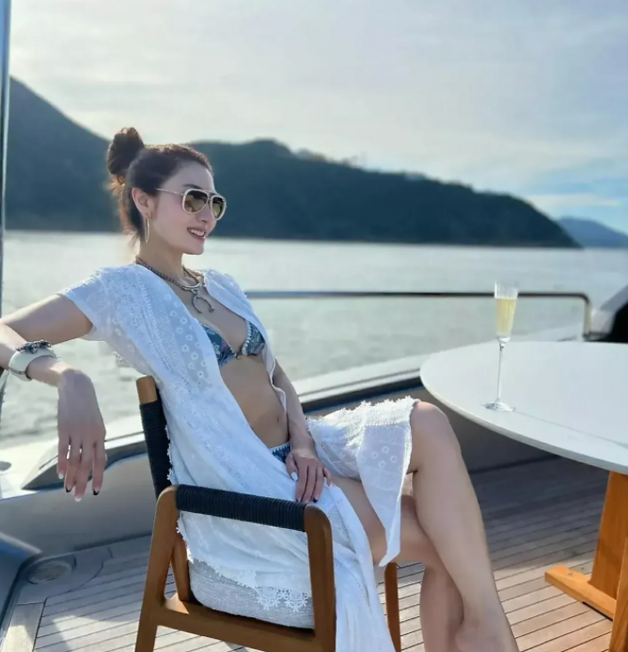 52岁的李嘉欣还是那么霸气,穿着性感比基尼乘豪华游艇出海,光着脚丫子