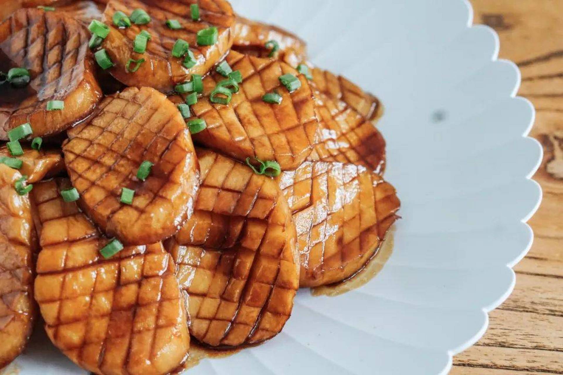 锅里下一点油,把鲍鱼哦不对是杏鲍菇,煎至两边微微金黄.