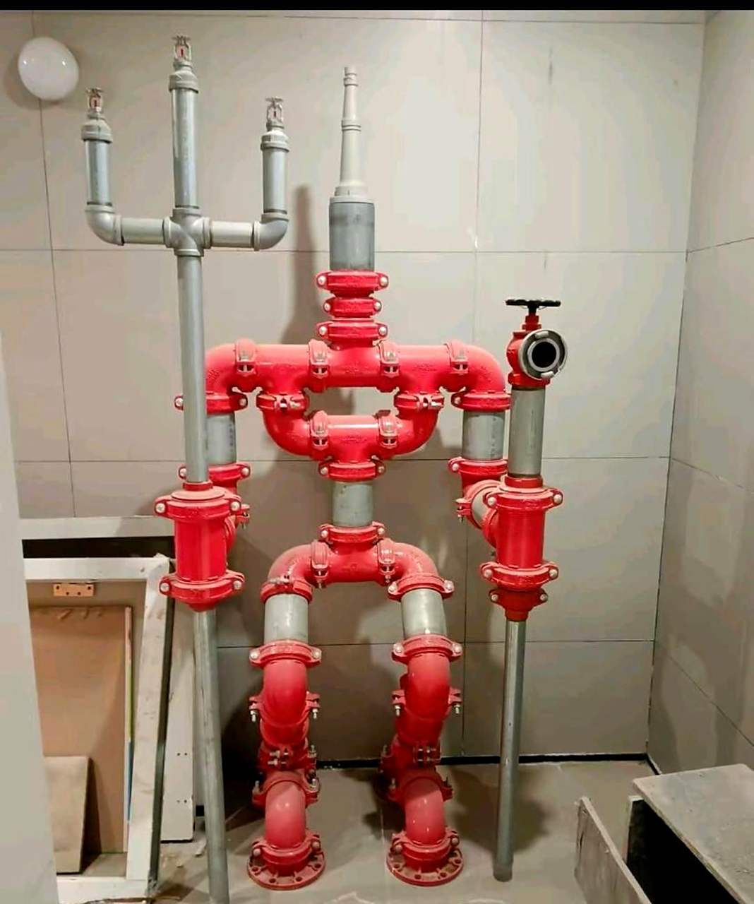 消防管道工人具备艺术素养.