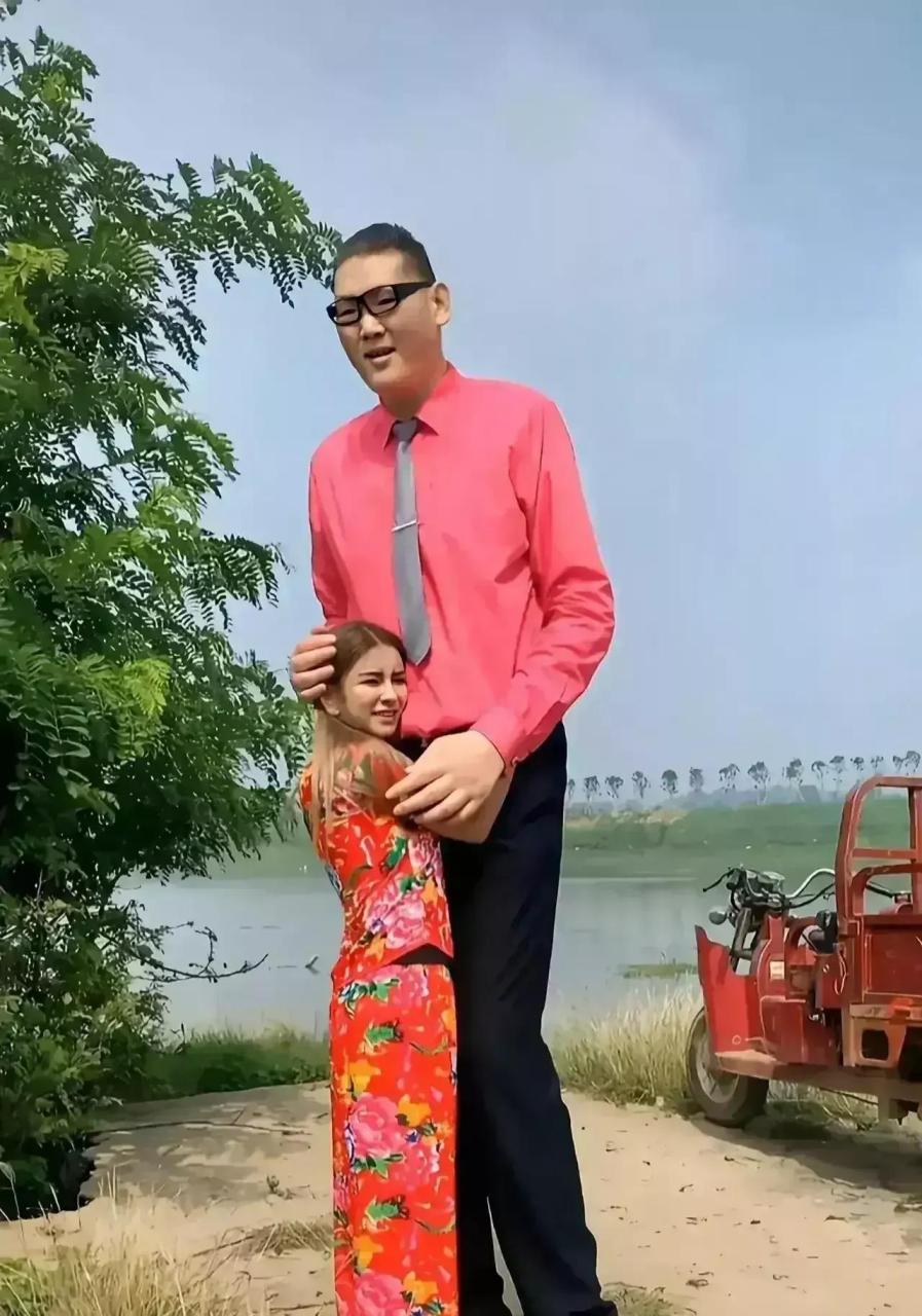 李七喜身穿红色大花套装,老公巨人张欢穿玫红衬衣黑裤子,看起来身高随