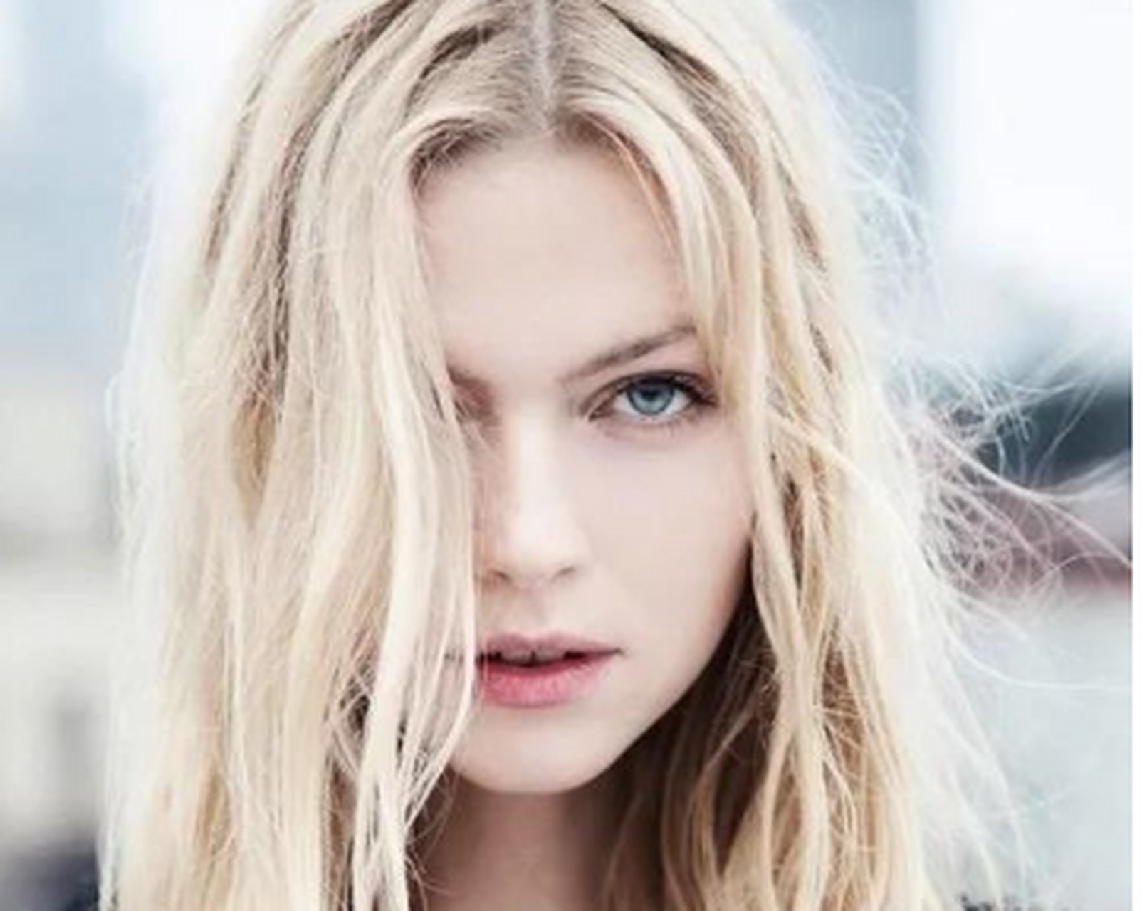 伊娃很生气,但看到是名人,也就释怀了.