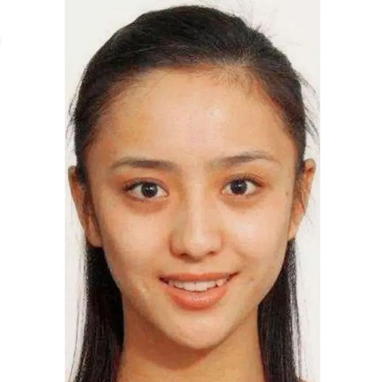 曾经有一张年轻时的佟丽娅素颜照,展现了她清秀动人的面容.