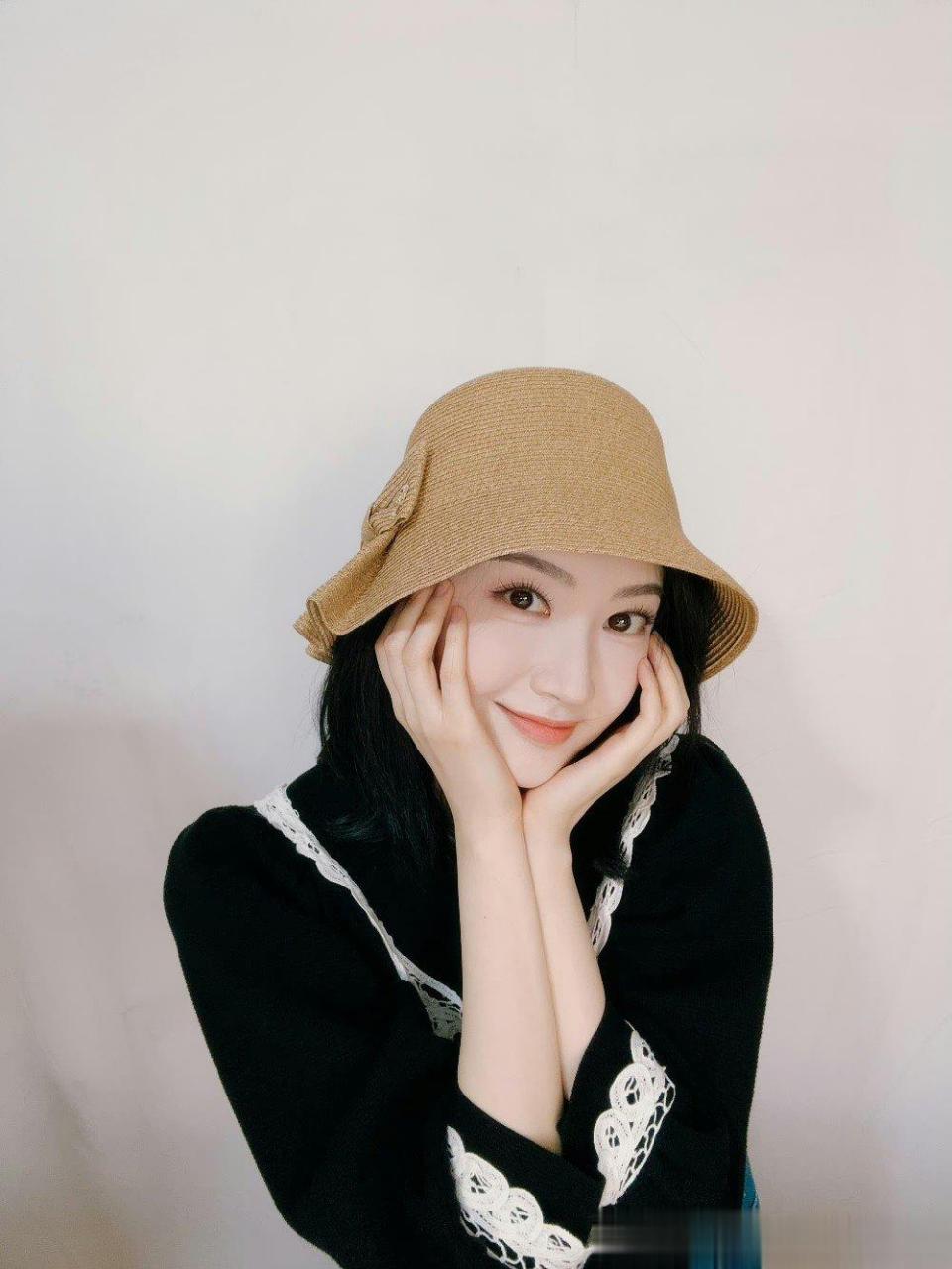 景甜托脸随拍  景甜草帽七宫格随拍   真可爱